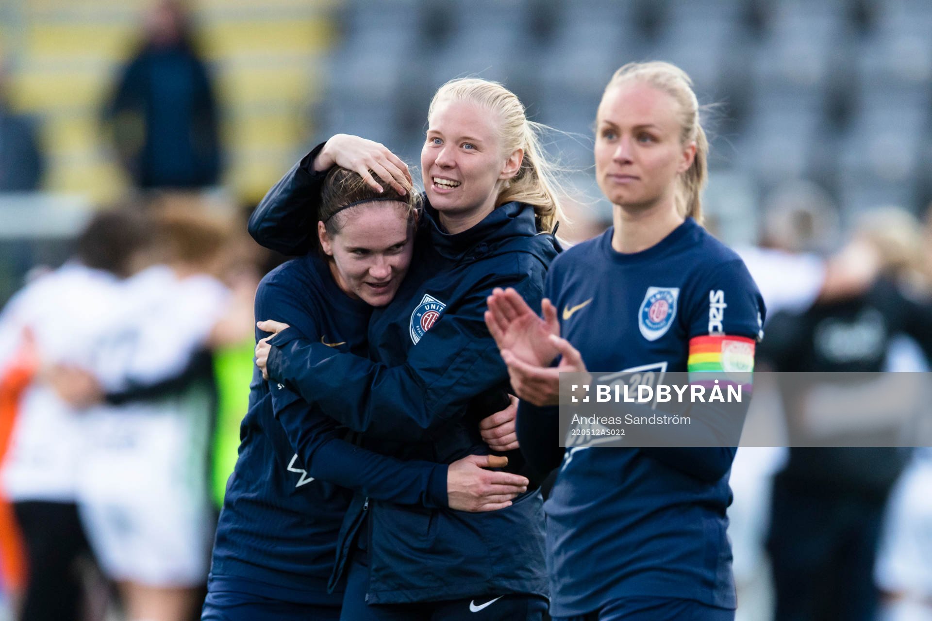 Eskilstunas Linn Vickius (v) jublar med lagkamrater efter fotbollsmatchen i Damallsvenskan mellan Eskilstuna United och AIK den 12 maj 2022 i Eskilstuna.