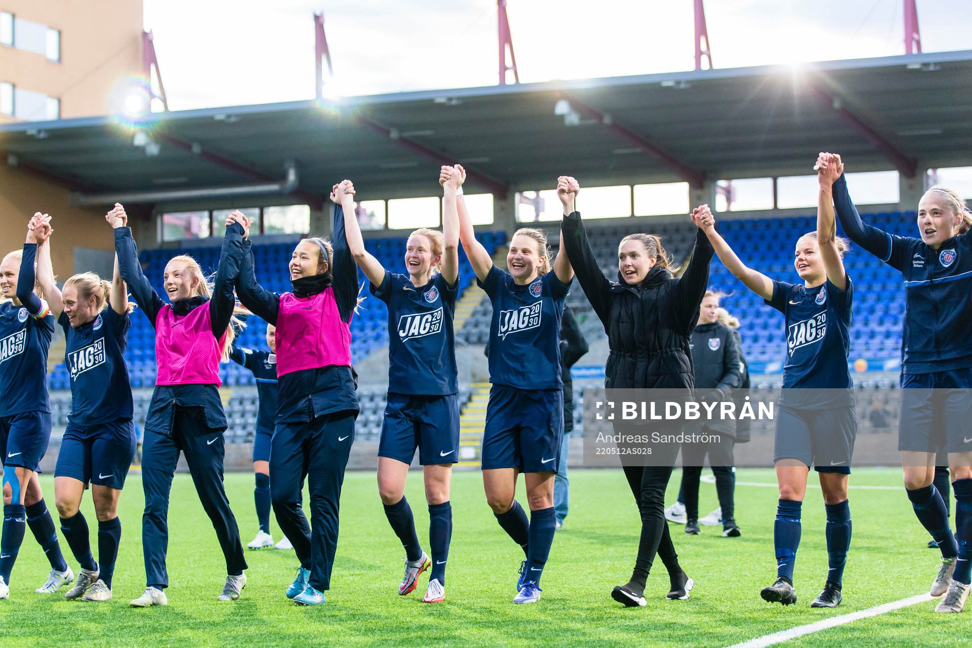 Eskilstunas spelare jublar och tackar publiken efter fotbollsmatchen i Damallsvenskan mellan Eskilstuna United och AIK den 12 maj 2022 i Eskilstuna. 