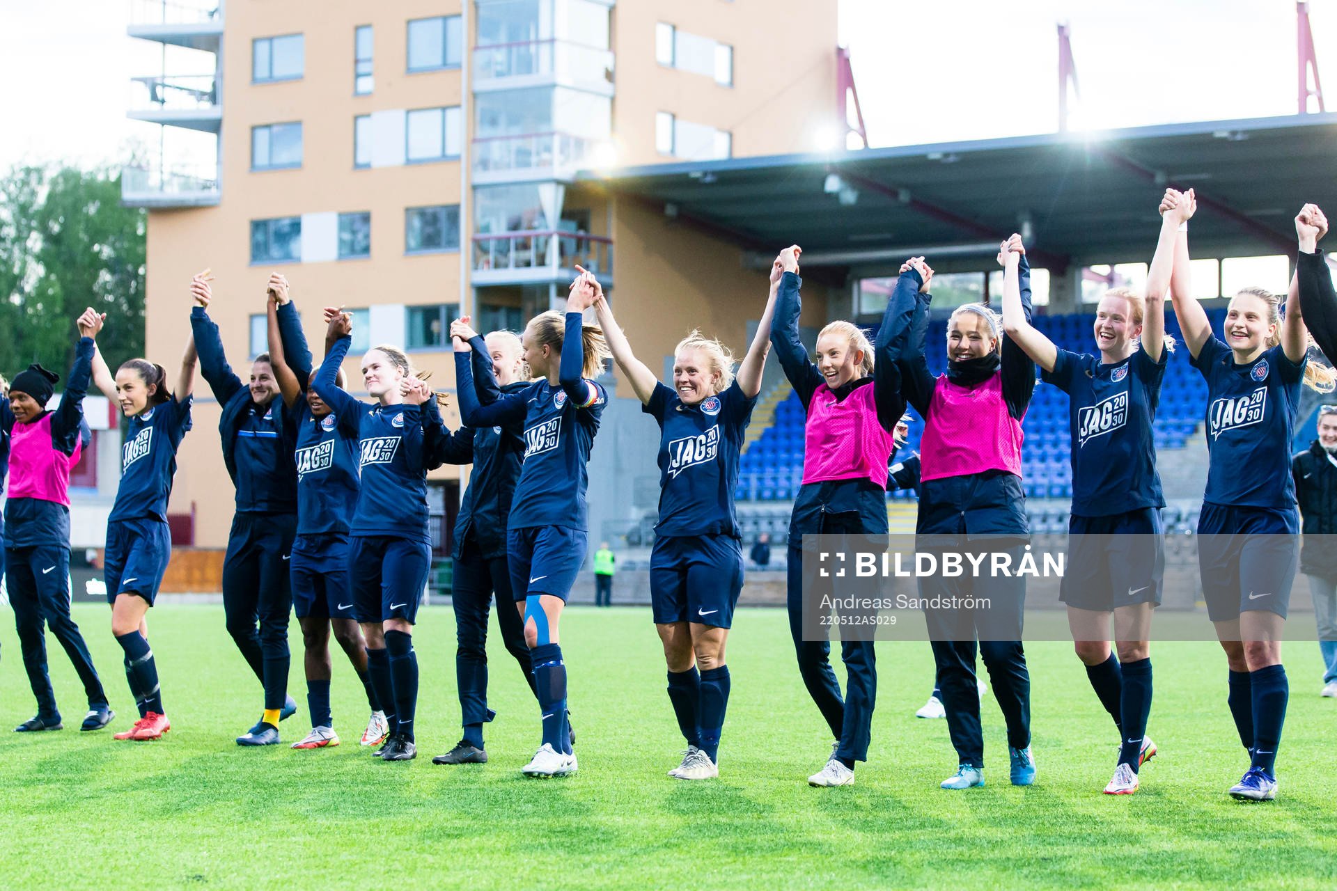 Eskilstunas spelare jublar och tackar publiken efter fotbollsmatchen i Damallsvenskan mellan Eskilstuna United och AIK den 12 maj 2022 i Eskilstuna.