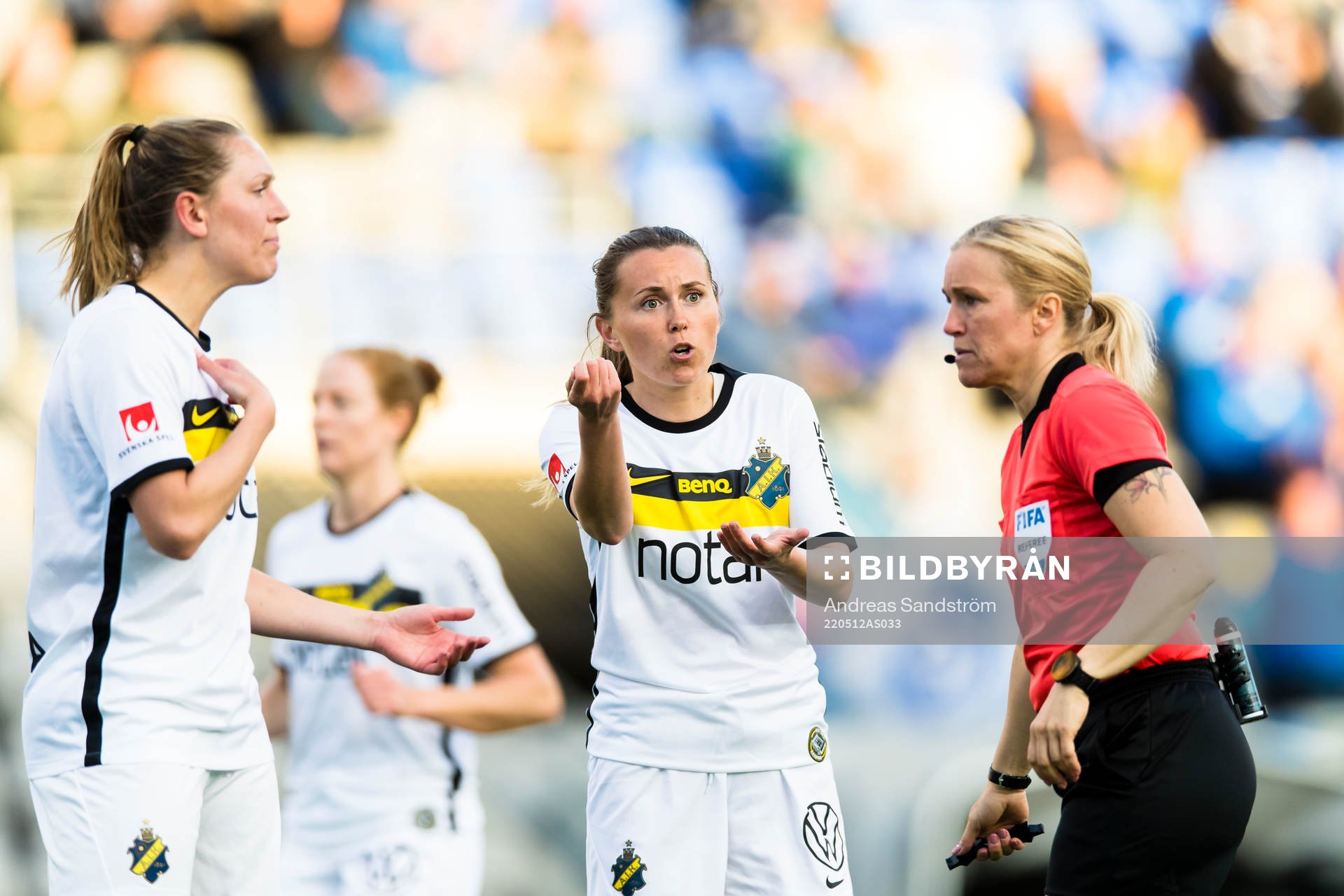 s Sara Nordin och Adelisa Grabus diskuterar med domare Sara