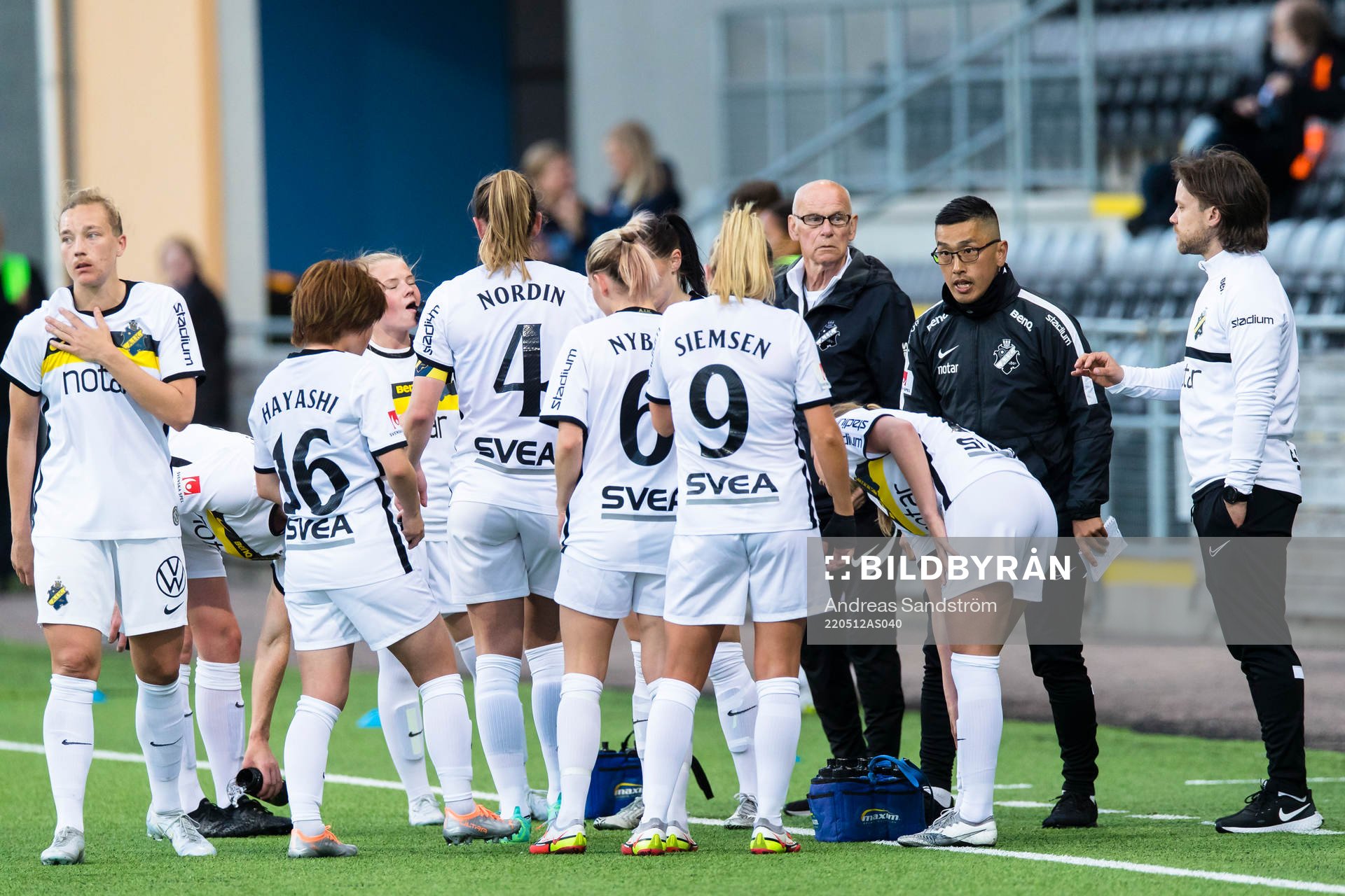 AIK:s tränare Jesper Björk ger direktiv under fotbollsmatchen i Damallsvenskan mellan Eskilstuna United och AIK den 12 maj 2022 i Eskilstuna. 