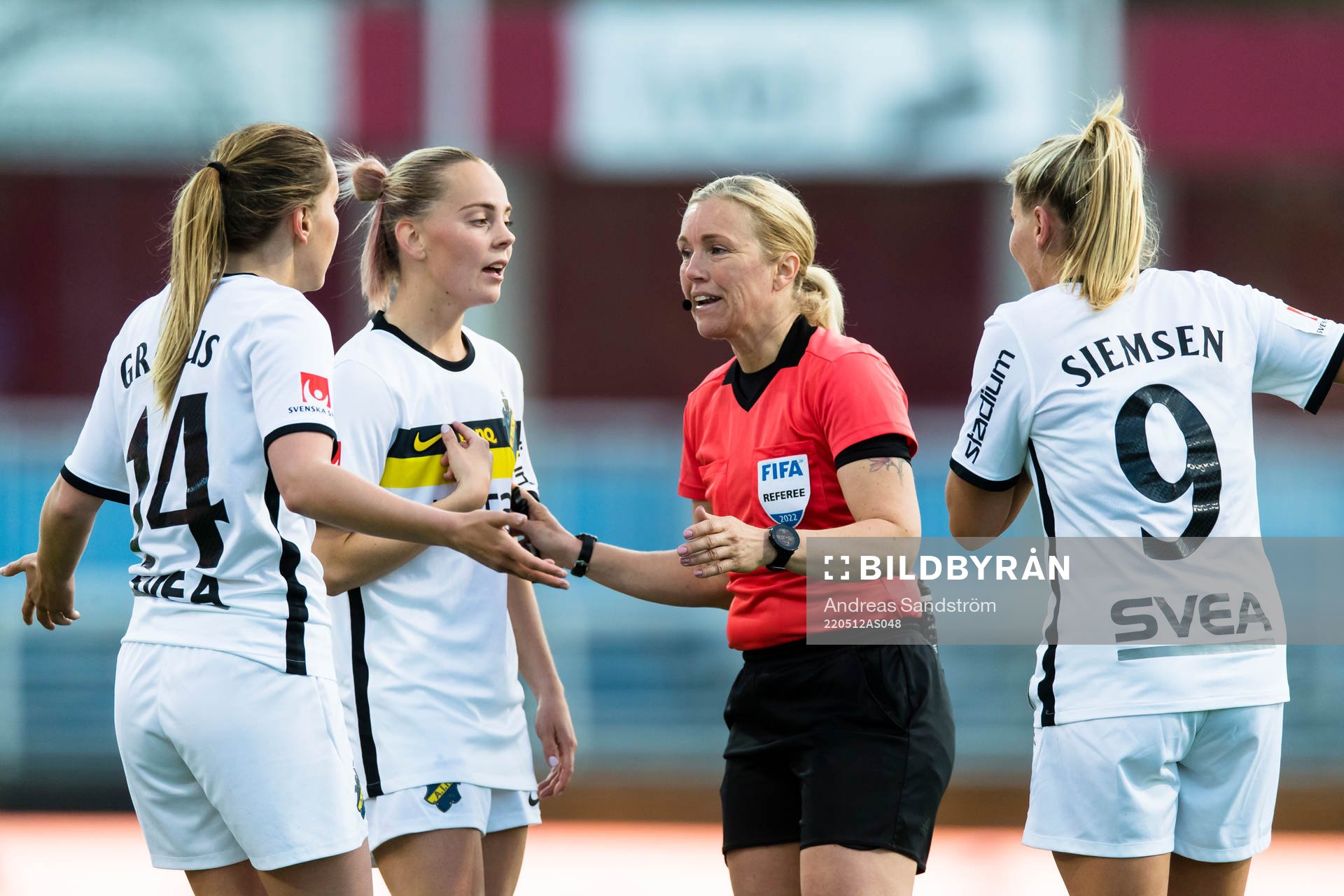 s Adelisa Grabus , Agnes Nyberg och Remy Siemsen diskuterar