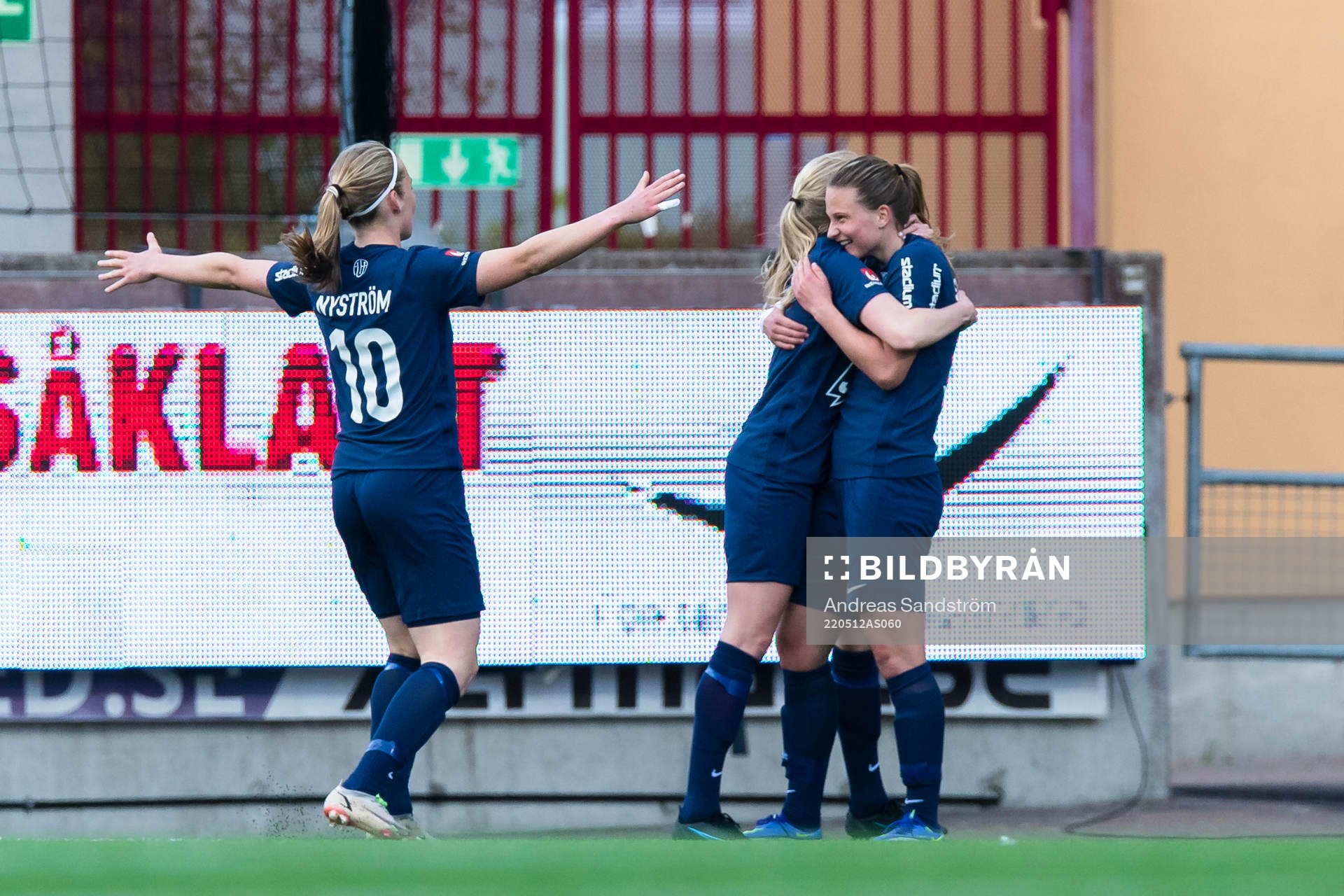 Eskilstunas Elise Stenevik gör 1-0 och firar med