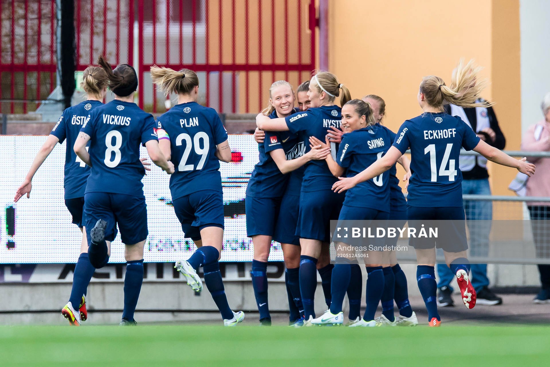 Eskilstunas Elise Stenevik gör 1-0 och firar med