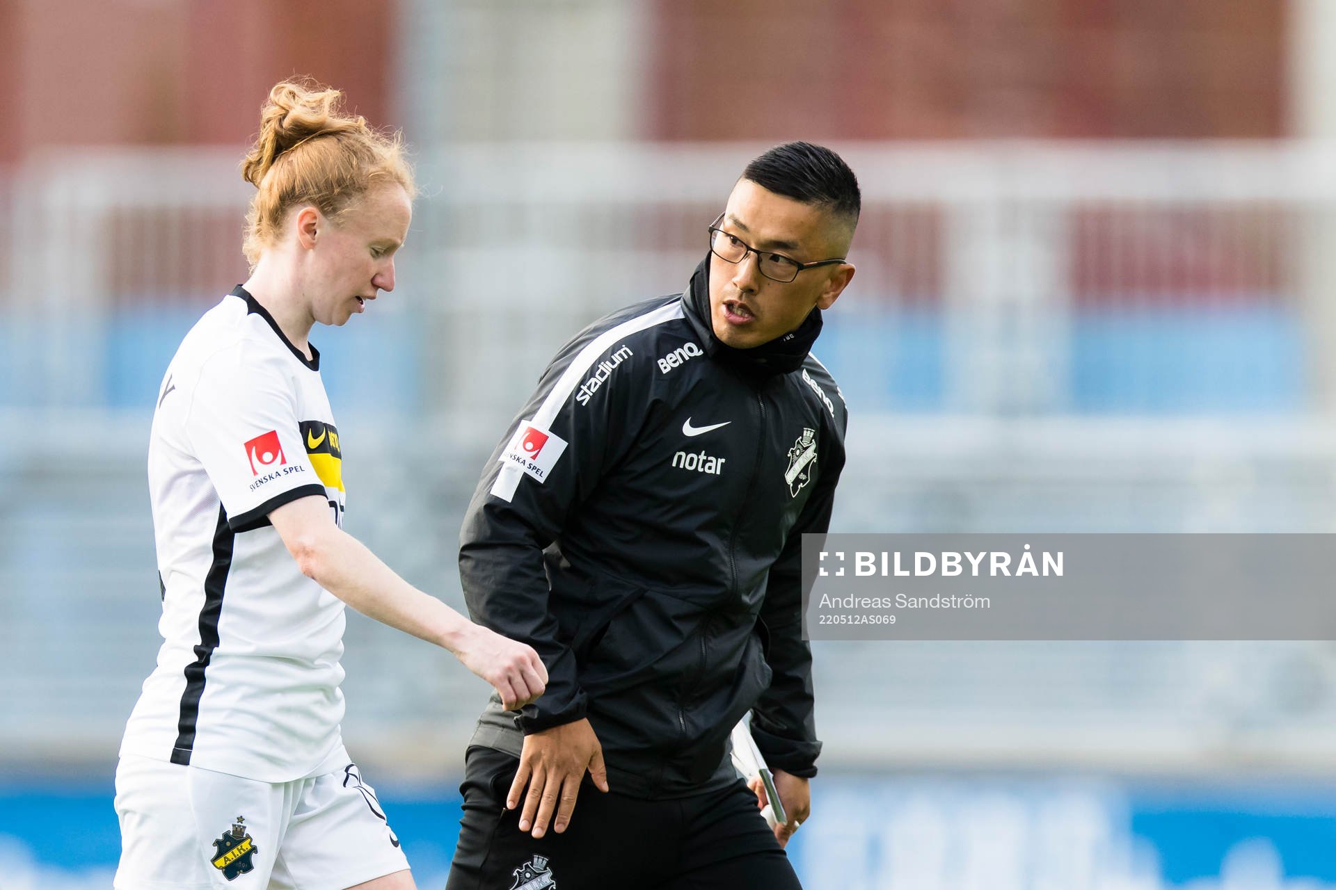 AIK:s tränare Jesper Björk samtalar med Caroline Murray under fotbollsmatchen i Damallsvenskan mellan Eskilstuna United och AIK den 12 maj 2022 i Eskilstuna.