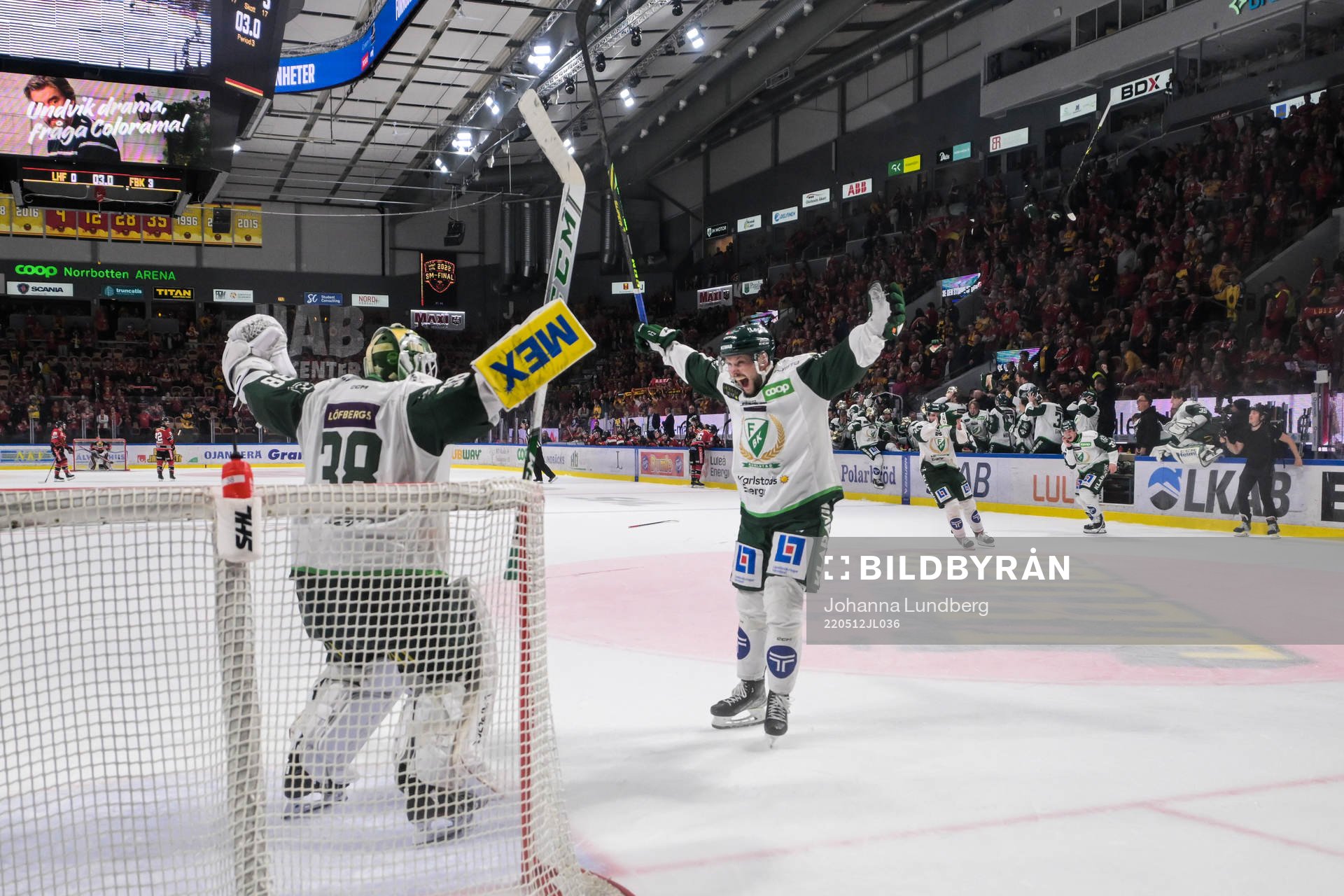 Färjestads målvakt Dominik Furch och Theodor Lennström