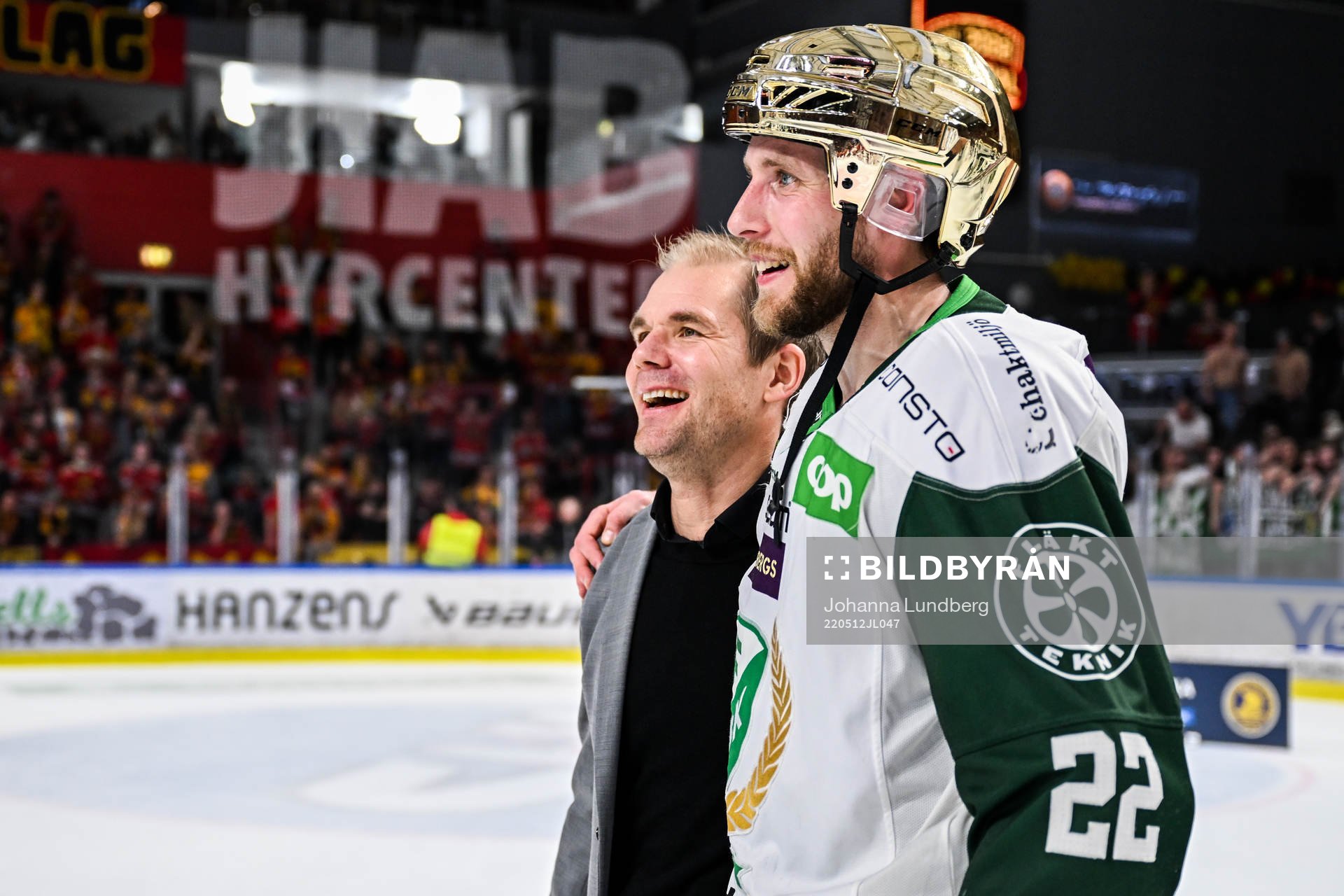Färjestads tränare Tomas Mitell och Per Åslund jublar
