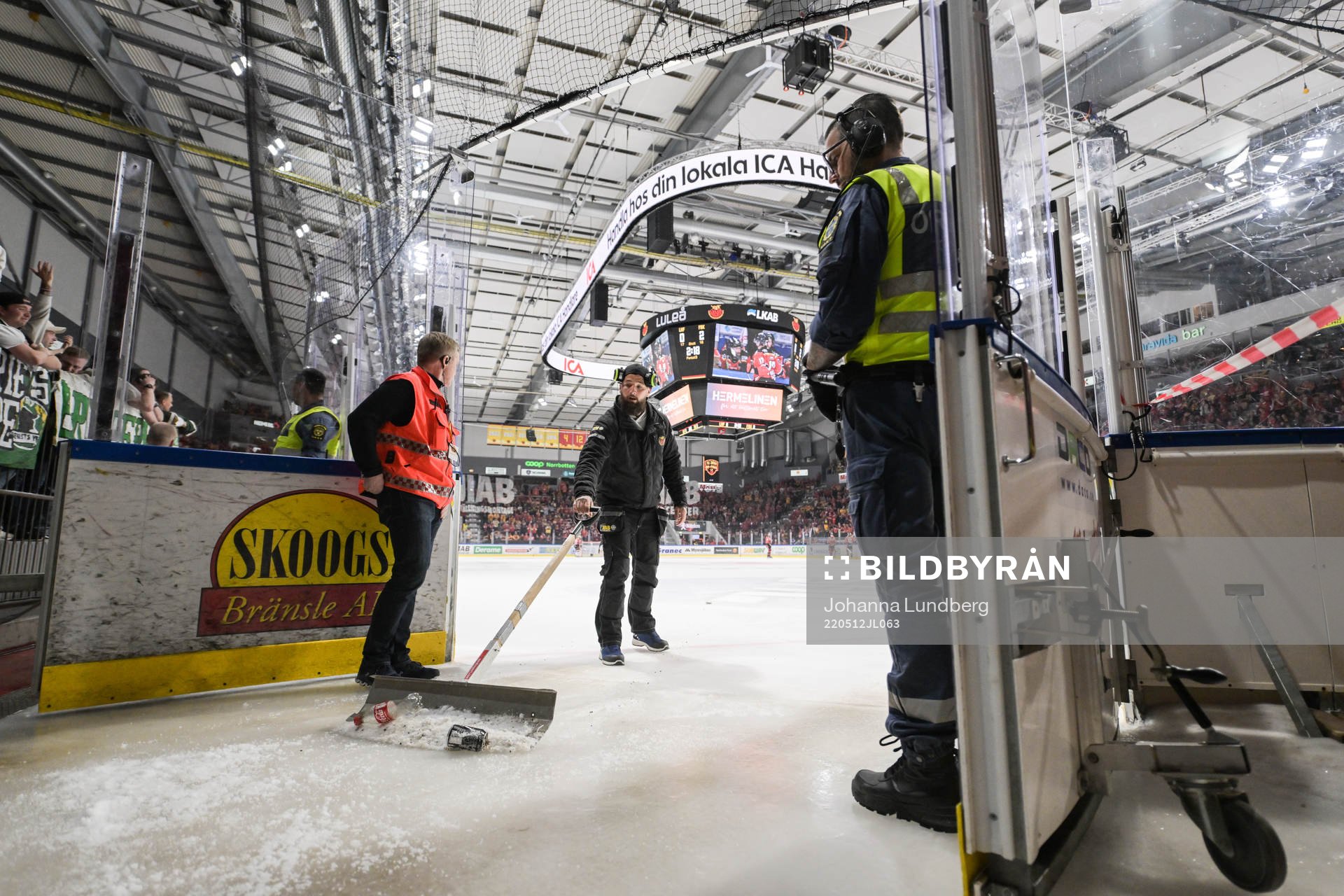 Vaktmästare rensar isen från inkastade föremål
