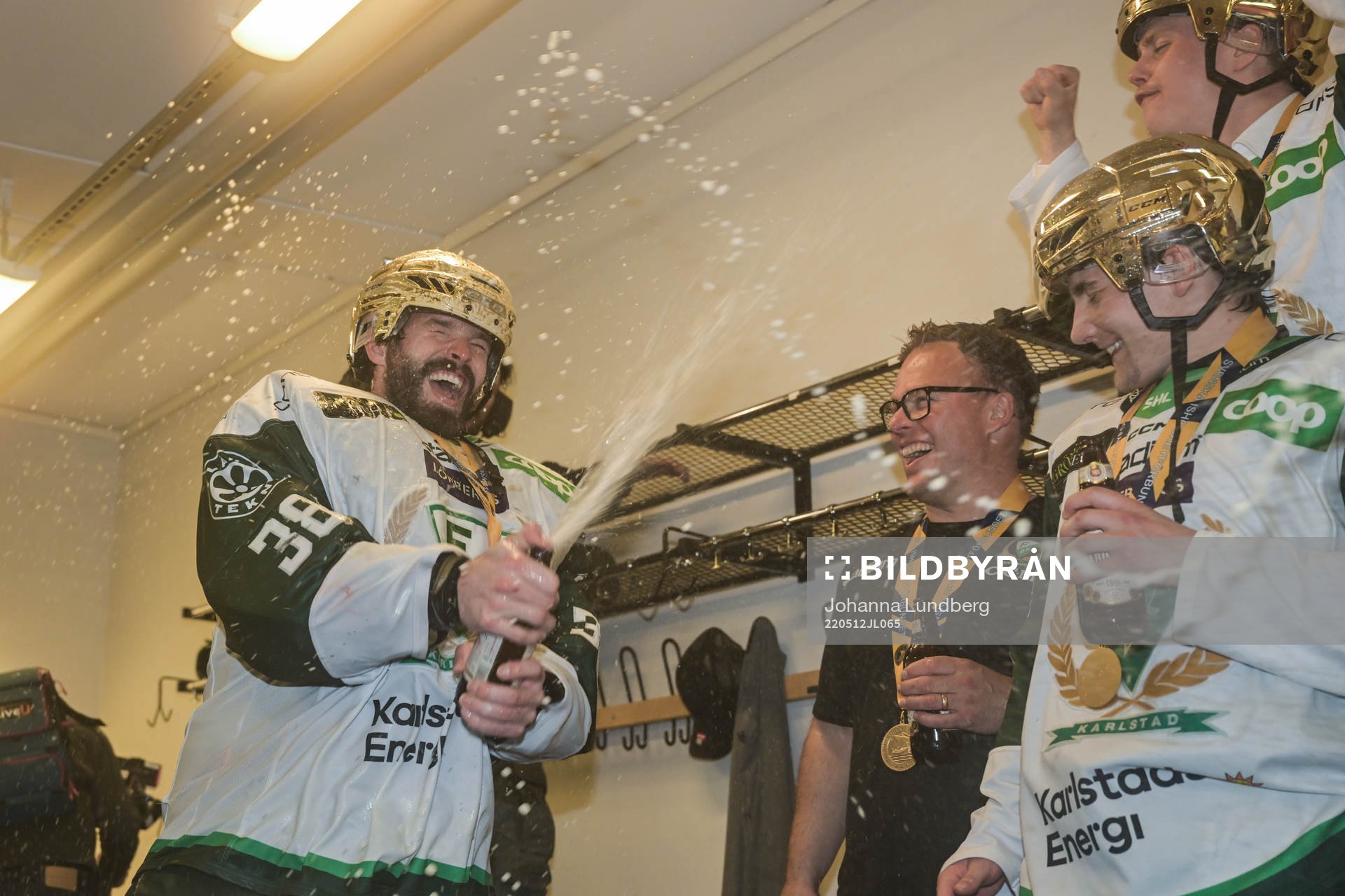 Färjestads målvakt Dominik Furch jublar