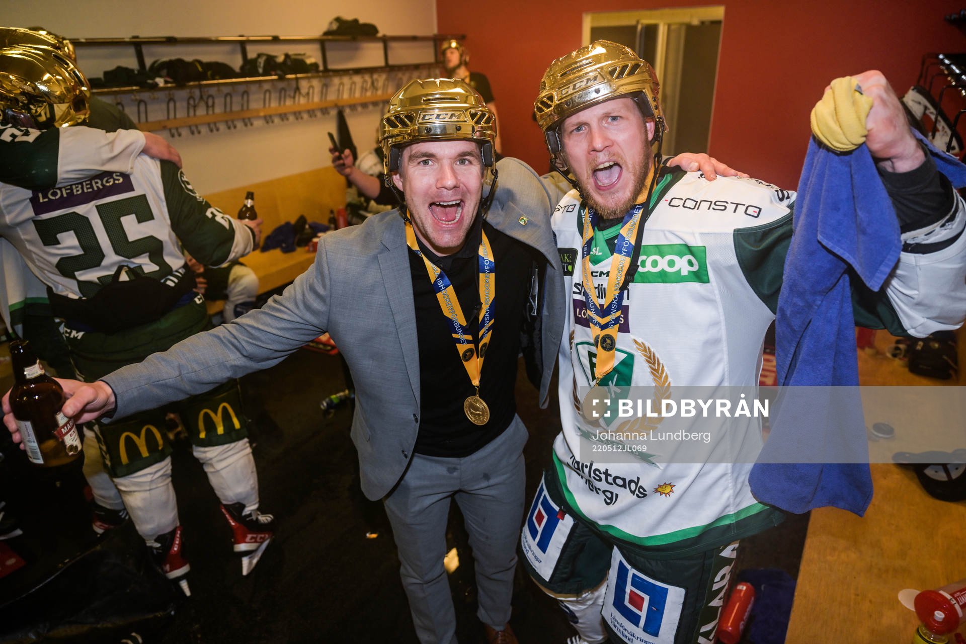 Färjestads tränare Tomas Mitell och Patrik Lundh jublar