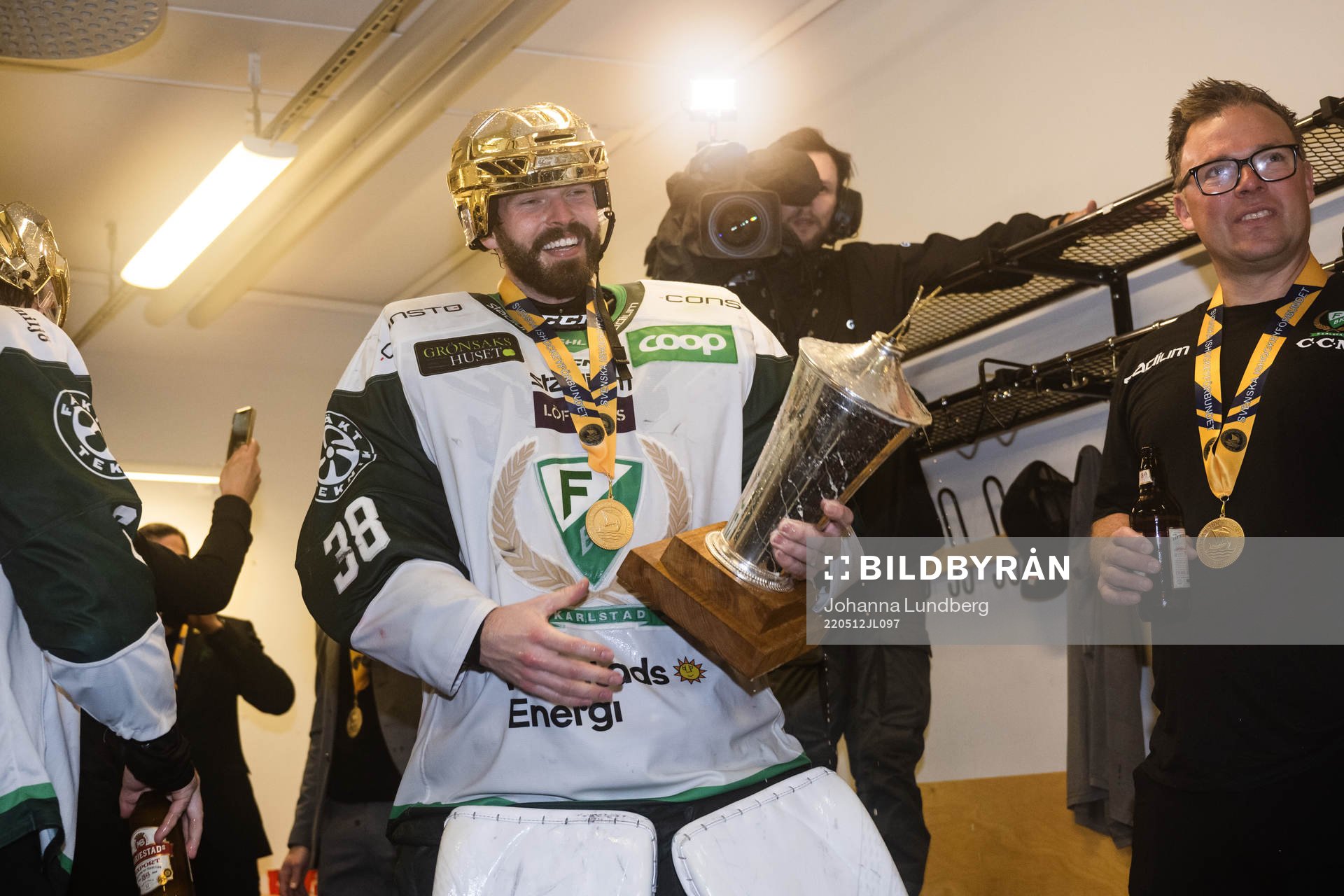 Färjestads målvakt Dominik Furch jublar med pokalen i
