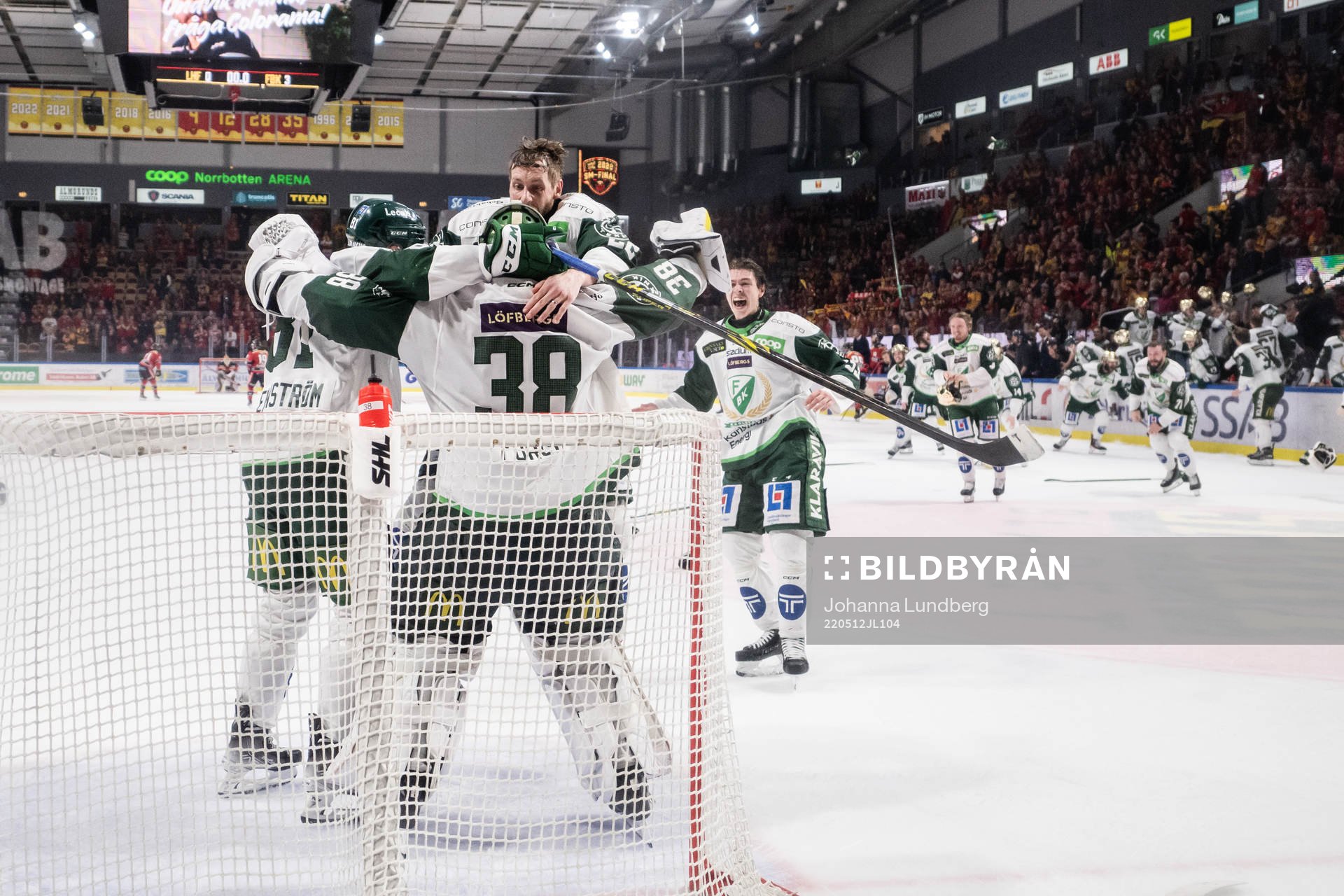 Färjestads Per Åslund och målvakt Dominik Furch jublar