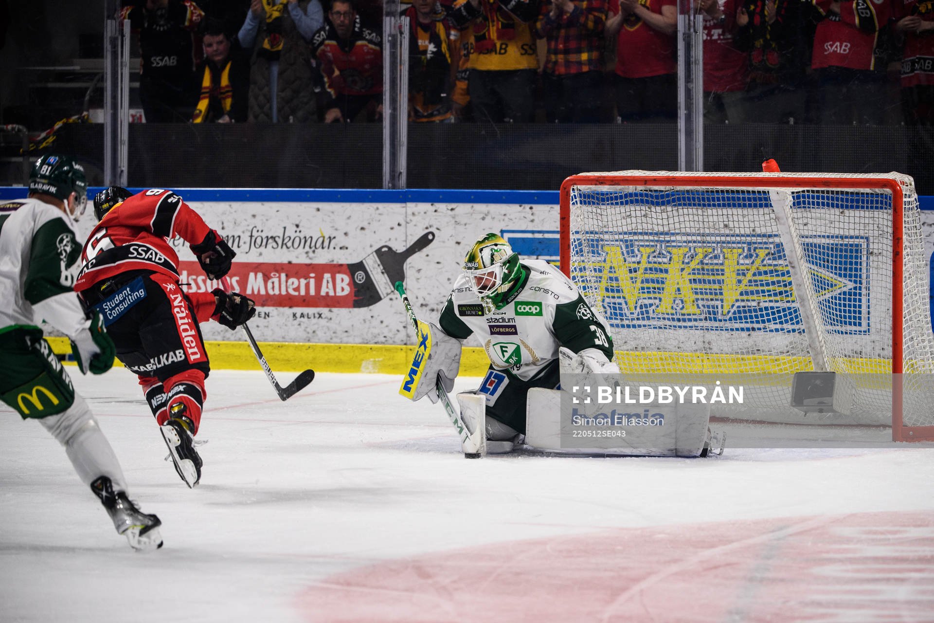 Luleås Pontus Andreasson och Färjestads målvakt Dominik