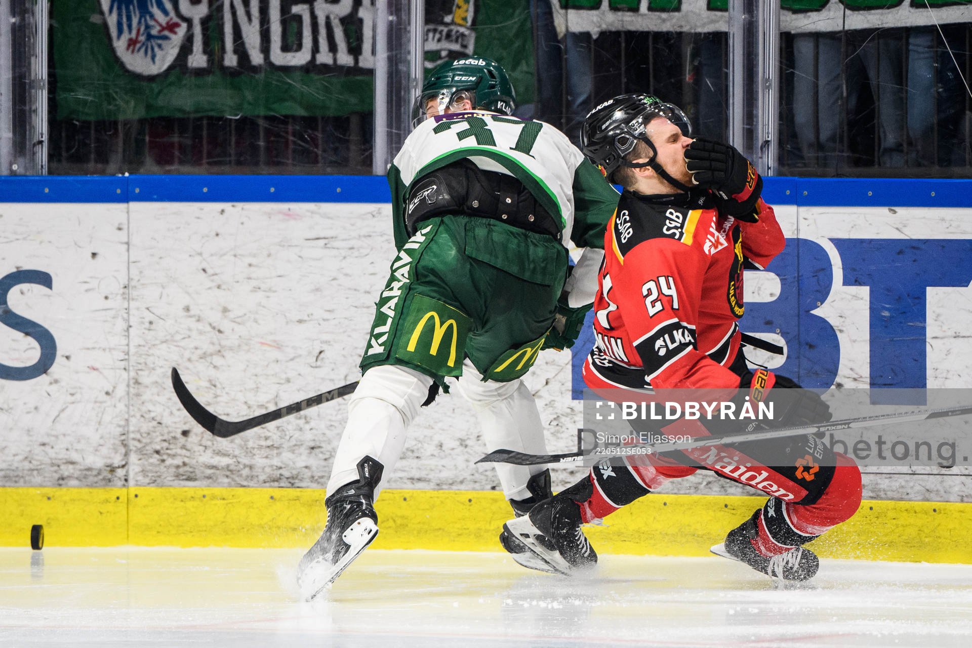 Färjestads Adam Ginning och Luleås Brendan Shinnimin