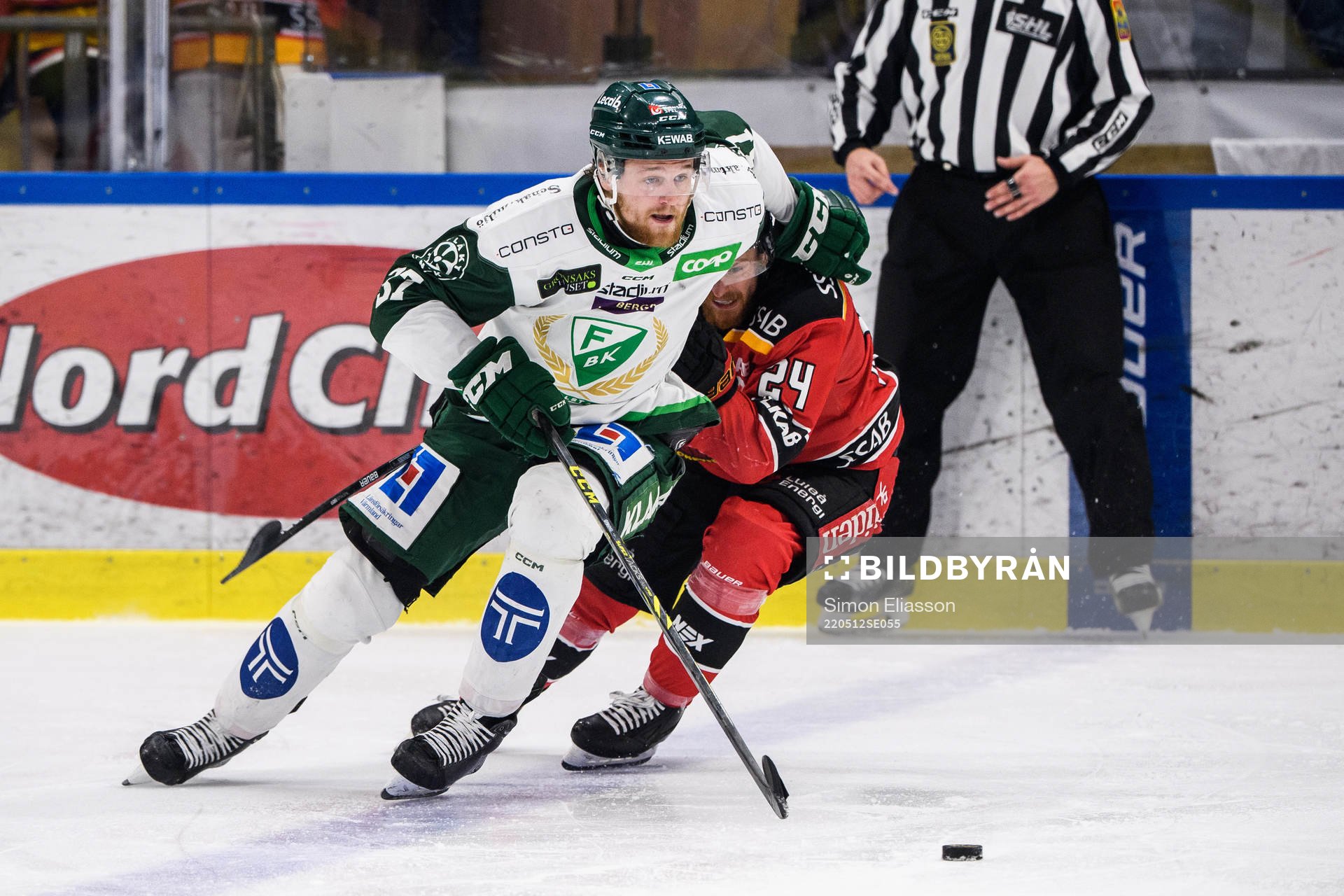 Färjestads Adam Ginning och Luleås Brendan Shinnimin