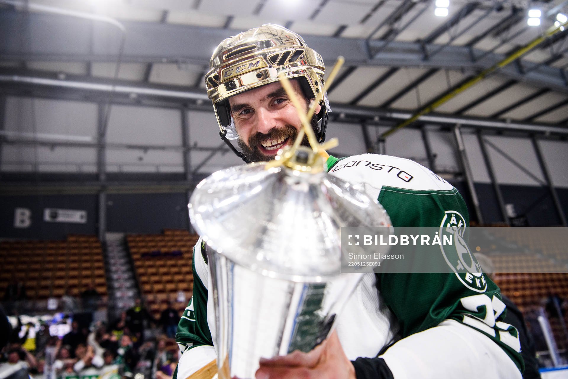 Färjestads Martin Johansson jublar med pokalen