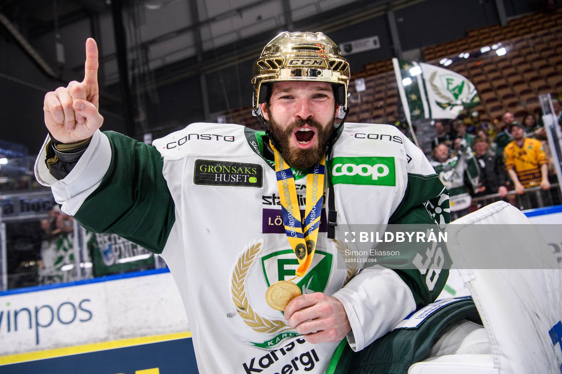 Färjestads målvakt Dominik Furch jublar