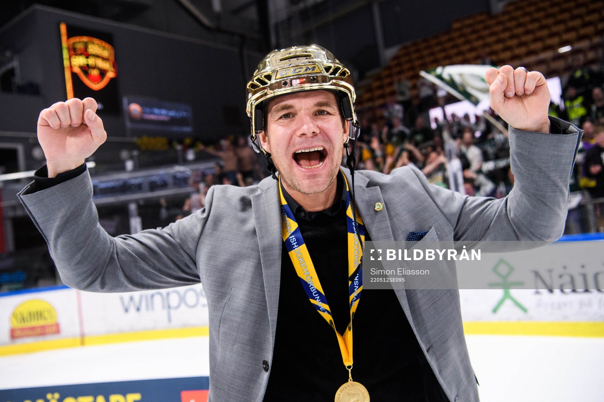 Färjestads tränare Tomas Mitell jublar
