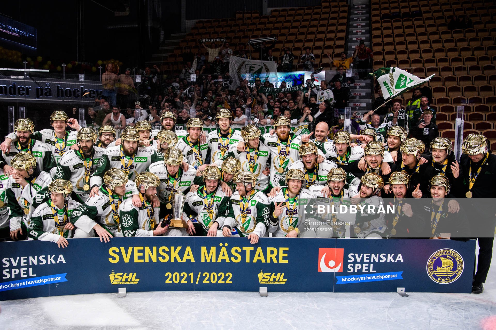 Färjestads spelare och ledare jublar