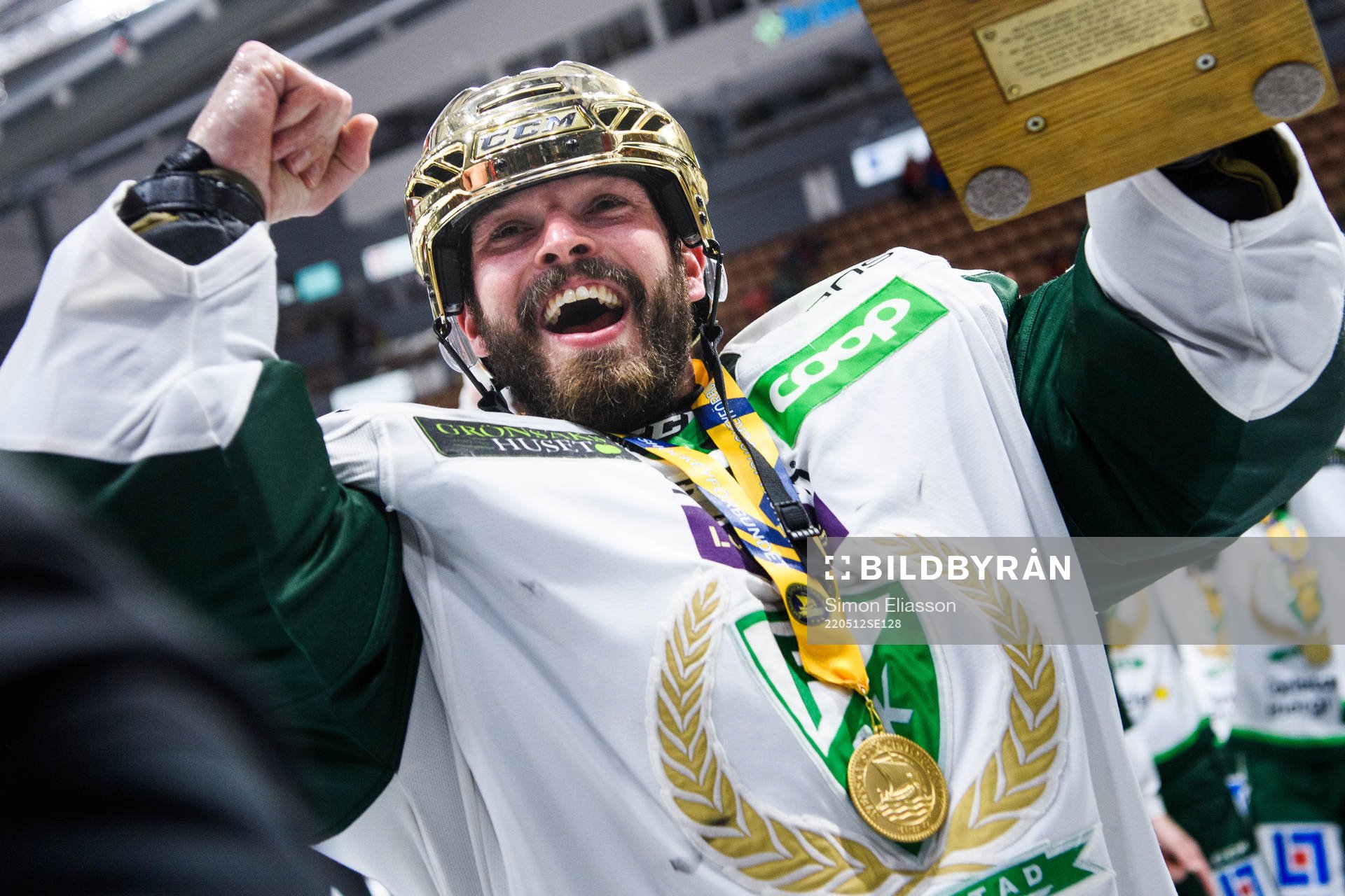 Färjestads målvakt Dominik Furch jublar med LeMat