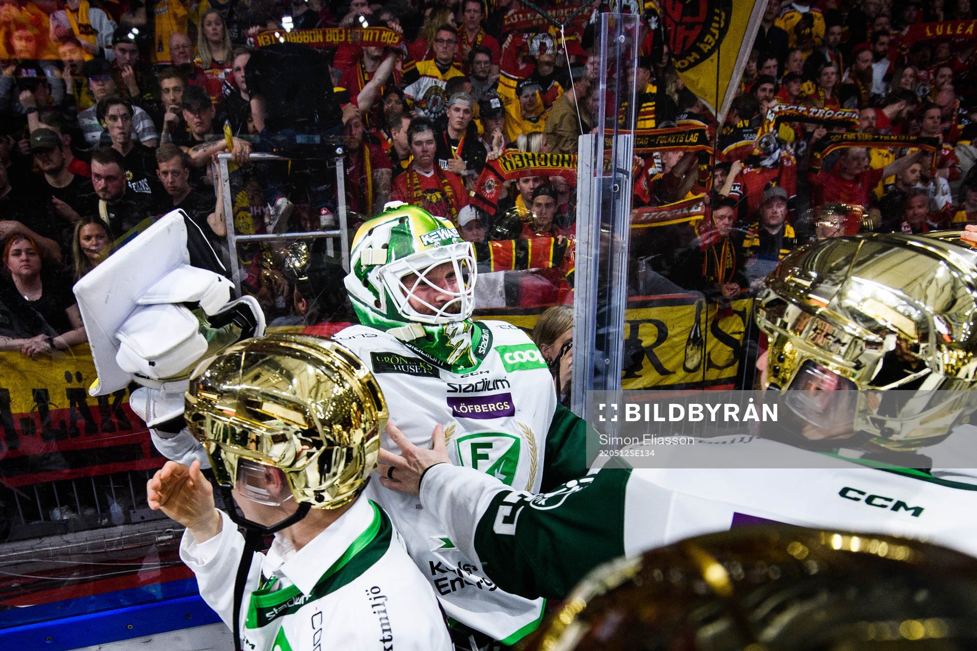 Färjestads målvakt Dominik Furch jublar