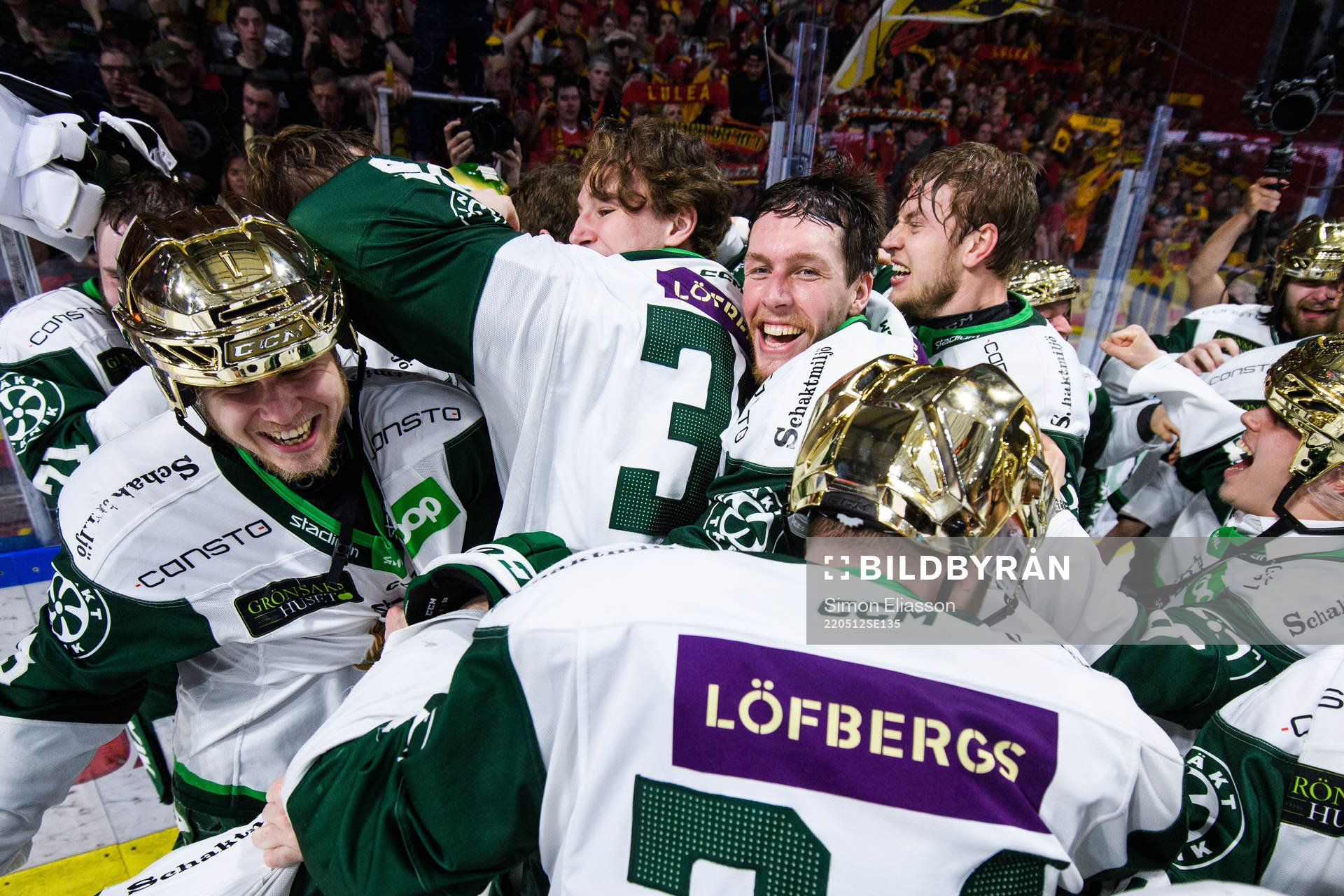 Färjestads Mattias Göransson jublar med lagkamrater