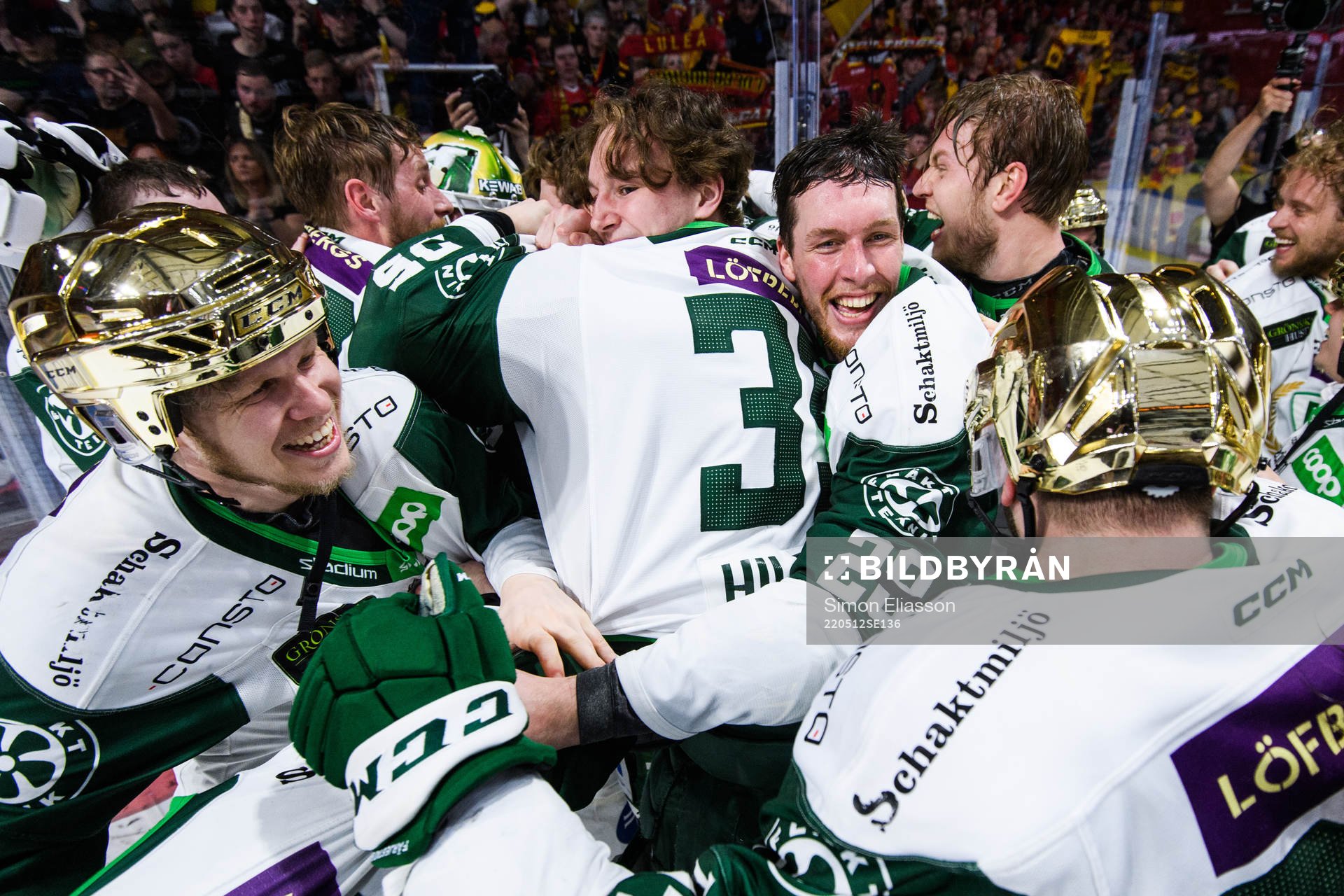 Färjestads Mattias Göransson jublar med lagkamrater