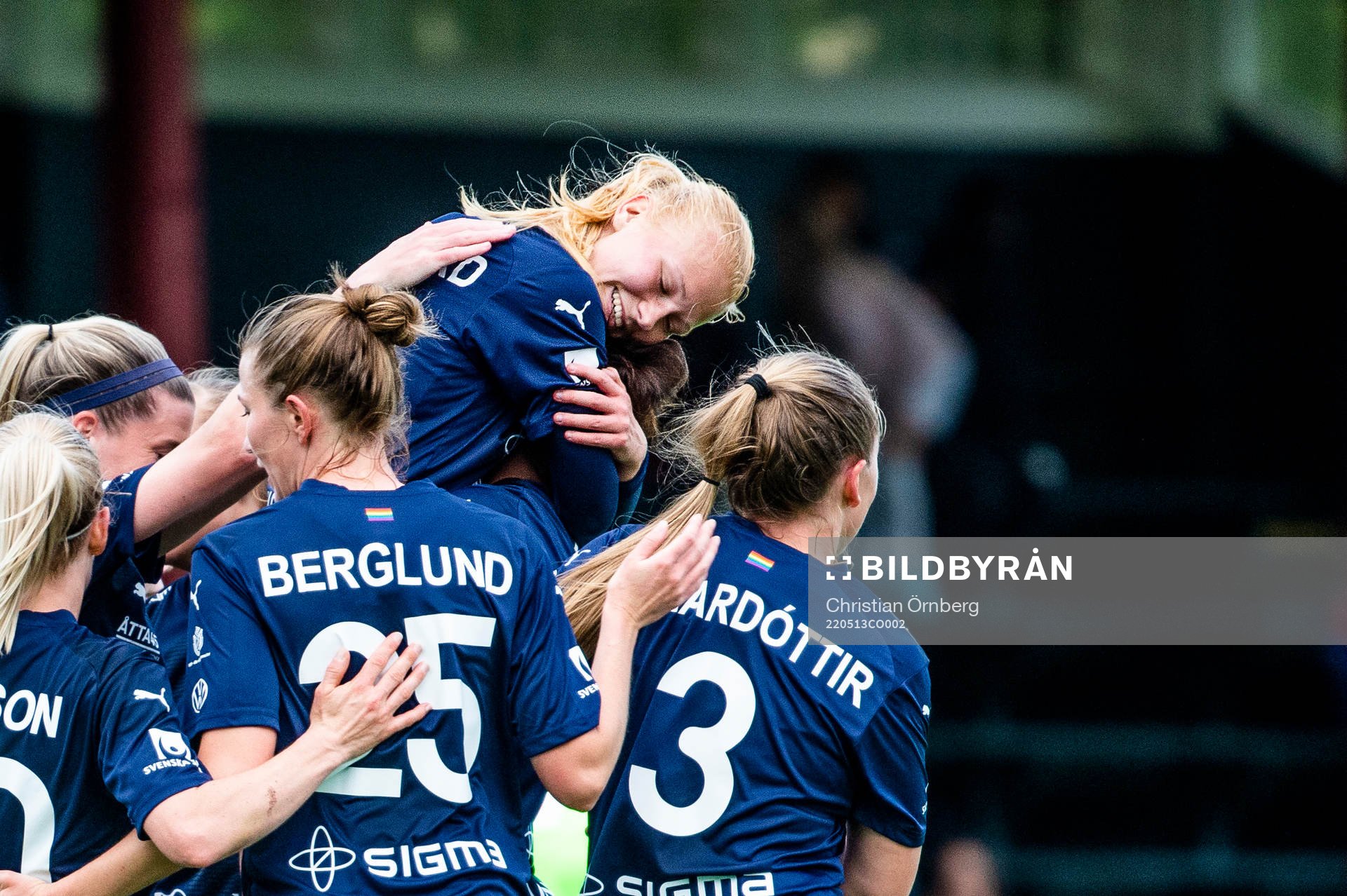 Rosengårds Sofie Bruun Bredgaard jublar med lagkamraterna