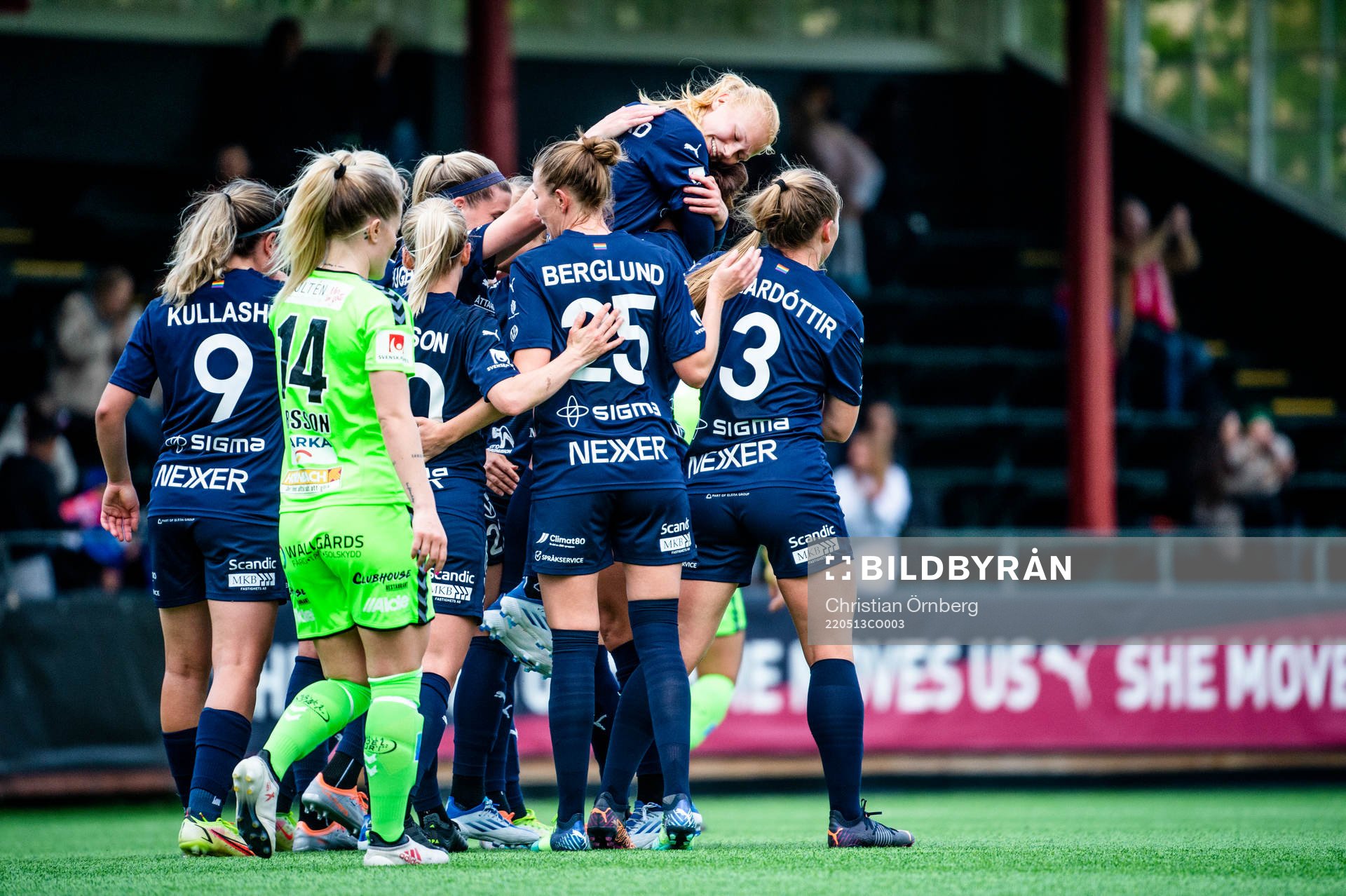Rosengårds Sofie Bruun Bredgaard jublar med lagkamraterna
