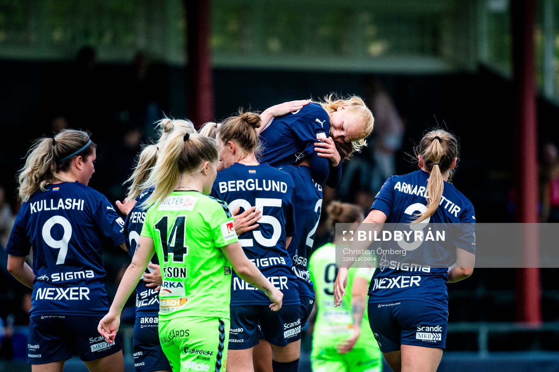Rosengårds Sofie Bruun Bredgaard jublar med lagkamraterna
