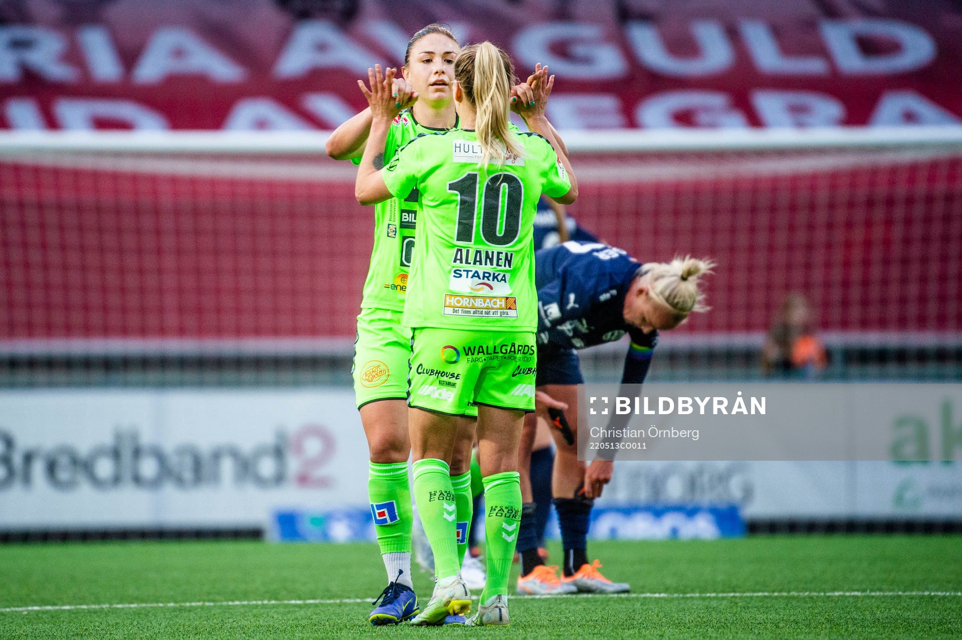 Kristianstads Delaney Baie Pridham och Emmi Alanen jublar efter fotbollsmatchen i Damallsvenskan mellan FC Rosengård och Kristianstad den 13 maj 2022 i Malmö.