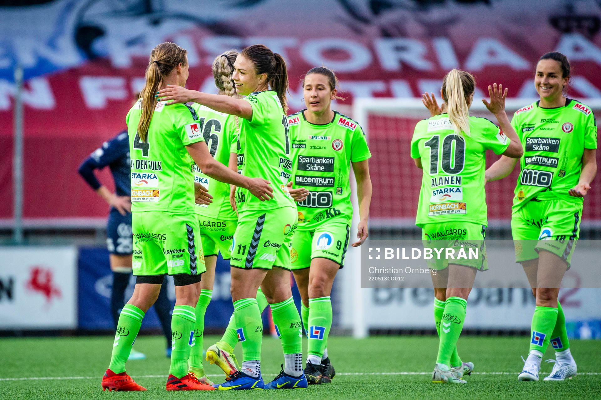 Kristianstads Delaney Baie Pridham jublar med lagkamraterna efter fotbollsmatchen i Damallsvenskan mellan FC Rosengård och Kristianstad den 13 maj 2022 i Malmö.