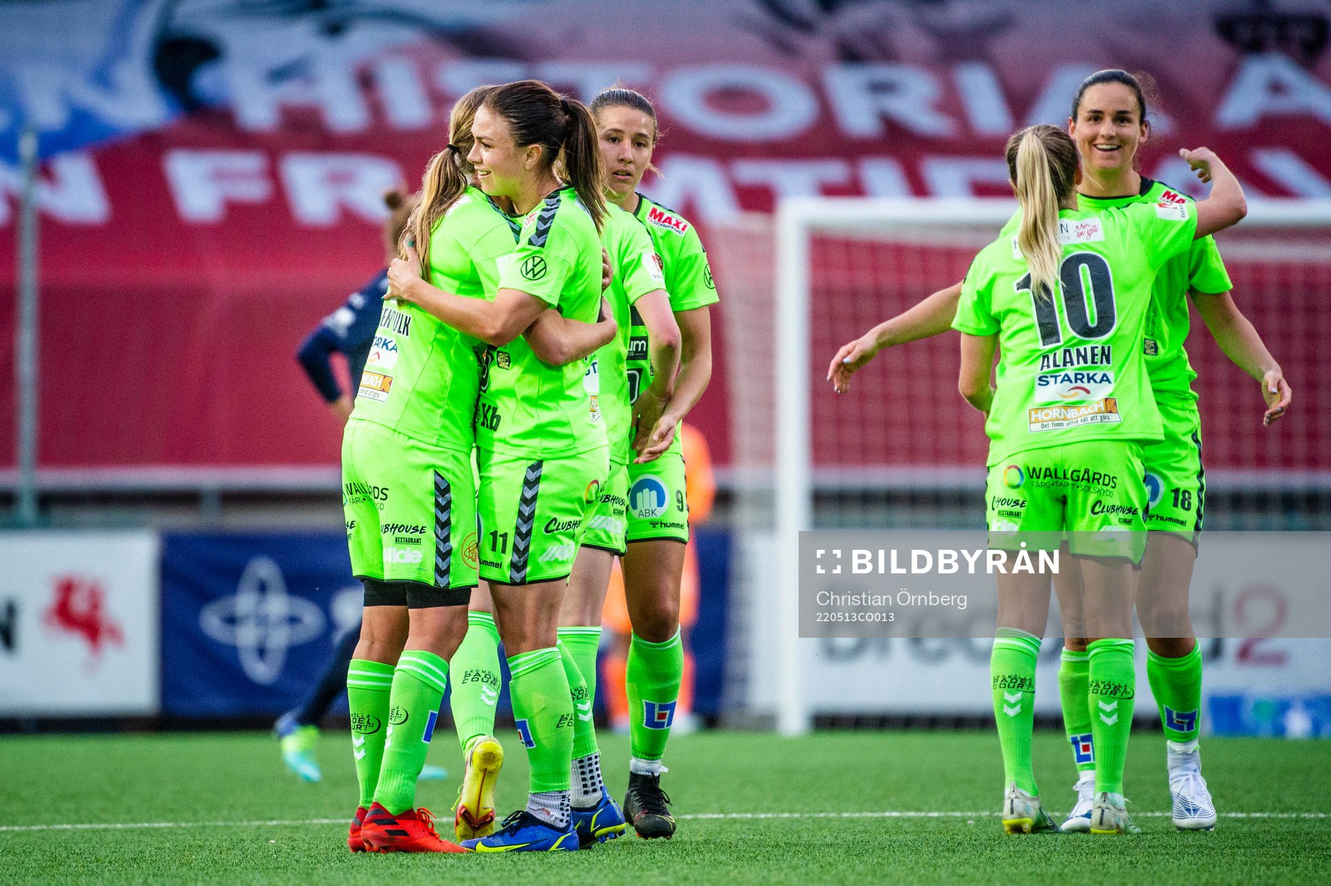 Kristianstads Delaney Baie Pridham jublar med lagkamraterna efter fotbollsmatchen i Damallsvenskan mellan FC Rosengård och Kristianstad den 13 maj 2022 i Malmö.