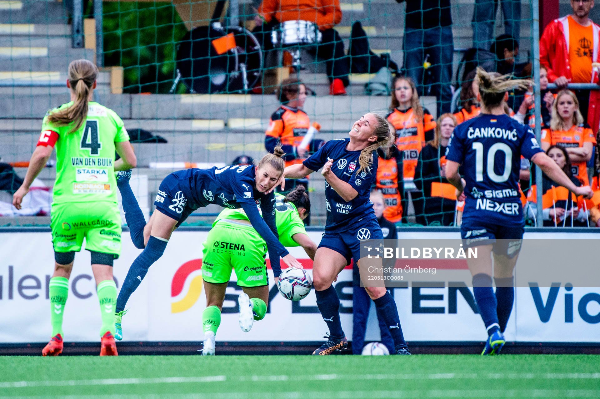 Kristianstads Evelyne Viens mot Rosengårds Emma Berglund