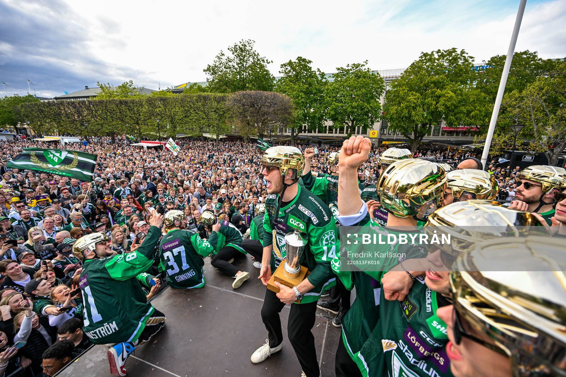 Färjestads Victor Ejdsell jublar med lagkamrater