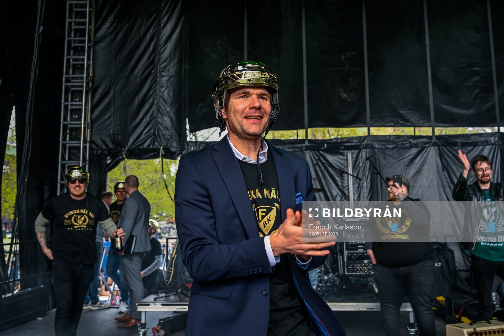 Färjestads tränare Tomas Mitell jublar