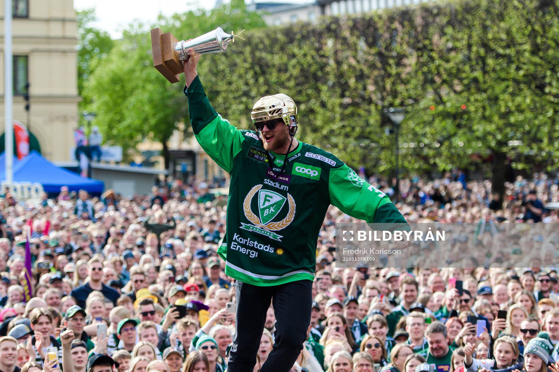 Färjestads Adam Ginning jublar
