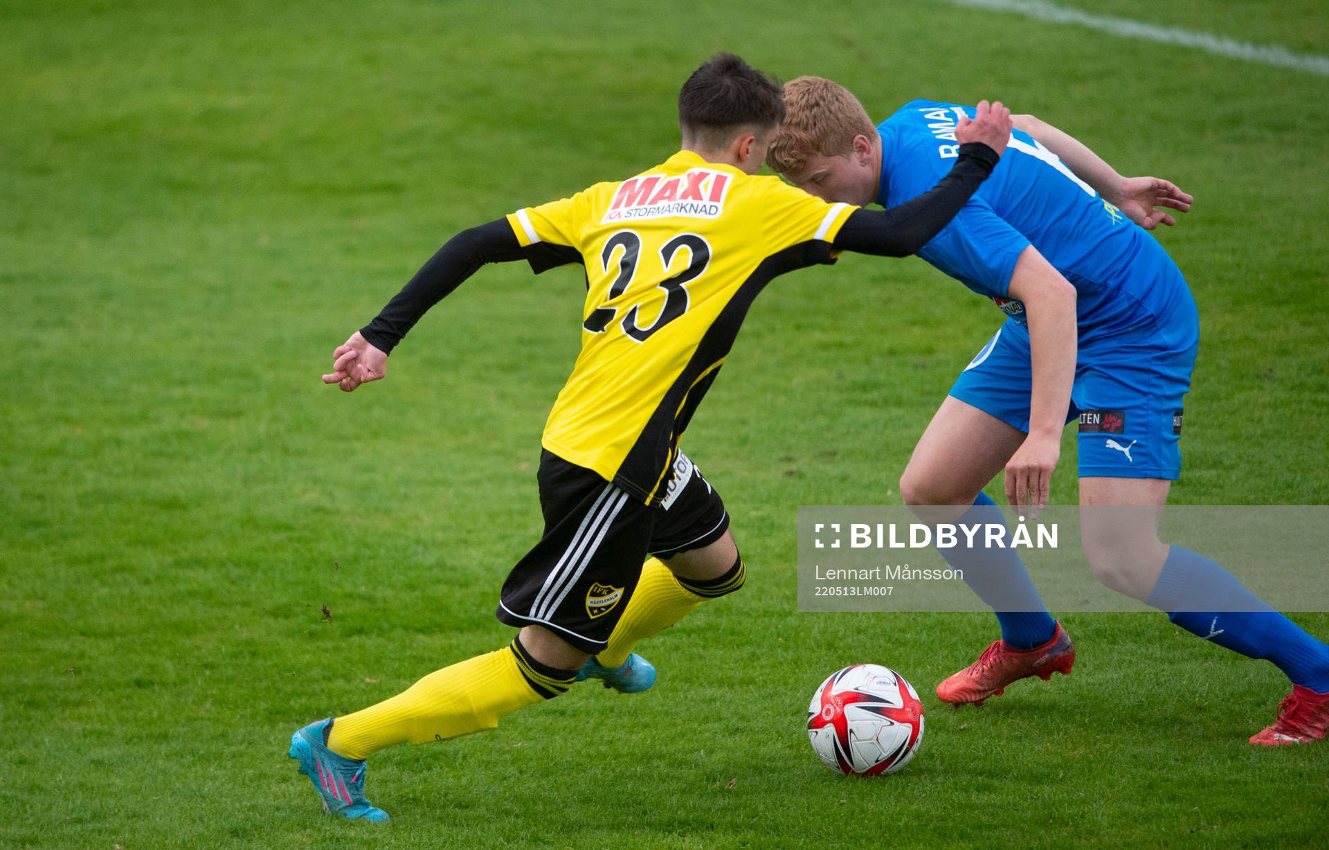 IFK Hässleholms Armin Culum dribblar i matchen i div. 2