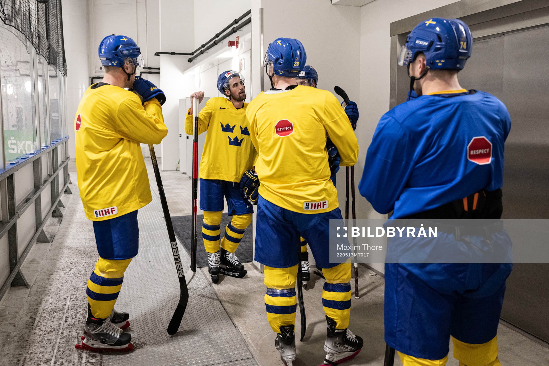 Erik Gustafsson with teammates wait for the elevator