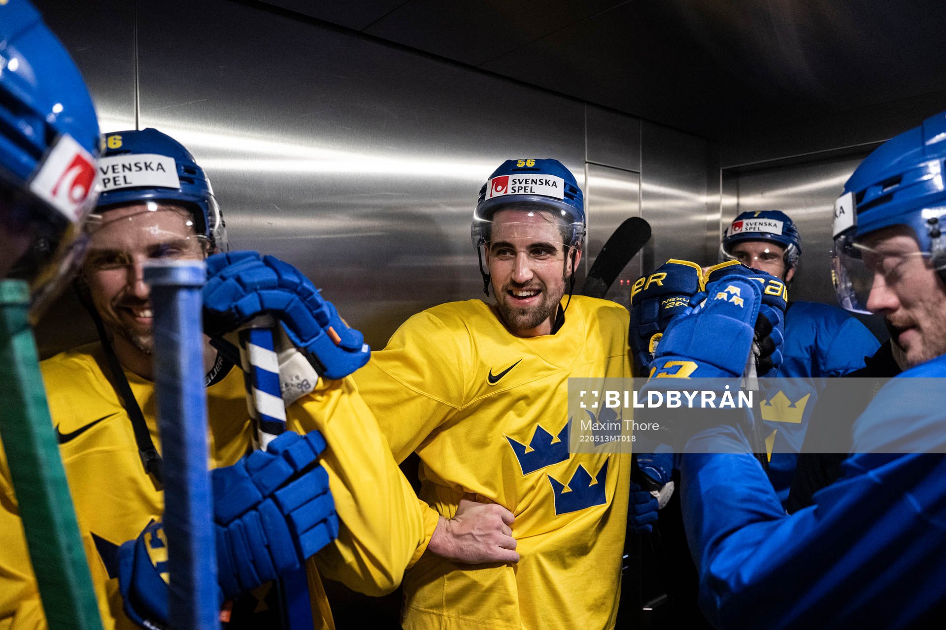Erik Gustafsson with teammates in the elevator