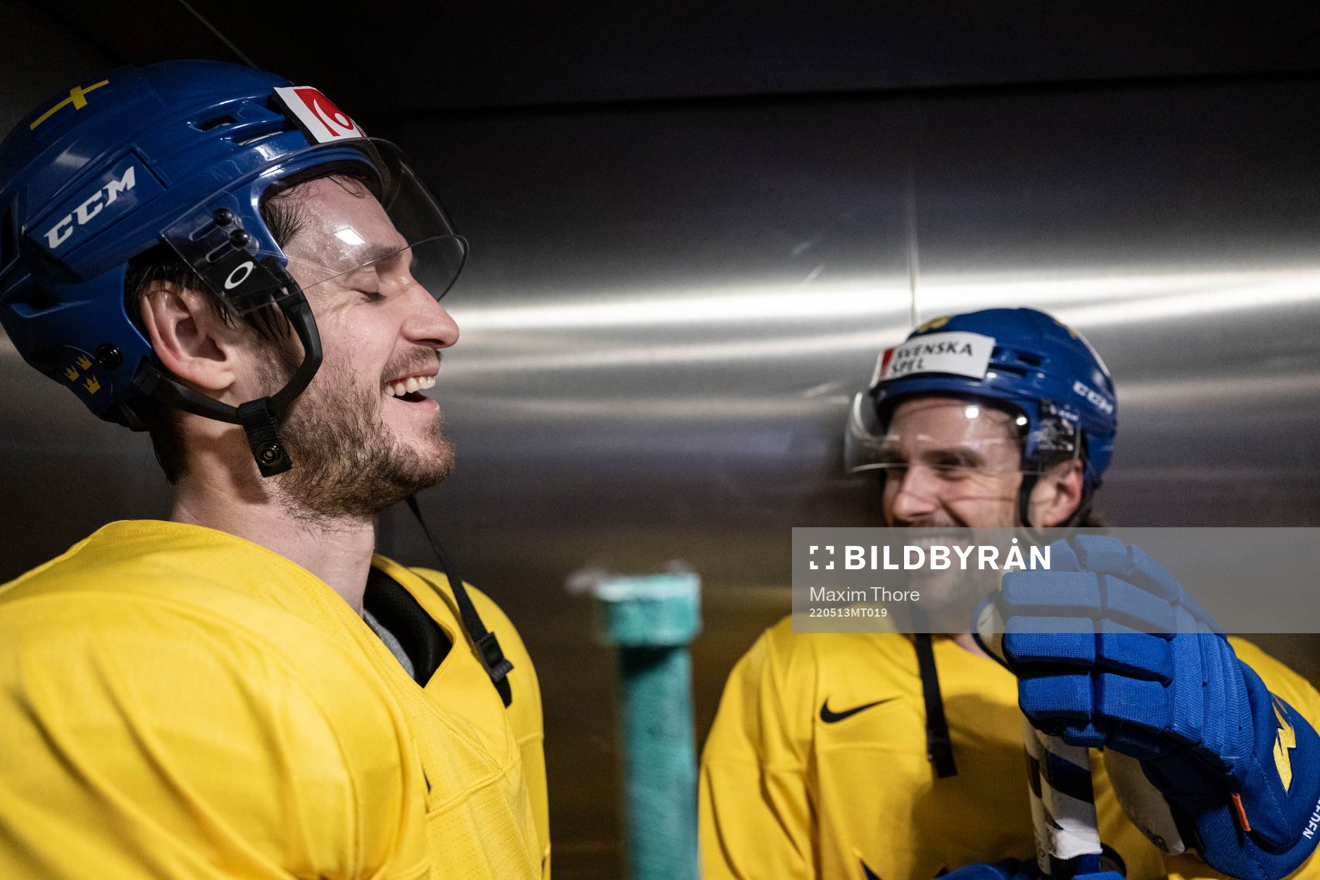 Oliver Ekman Larsson and Mathias Bromé in the elevator