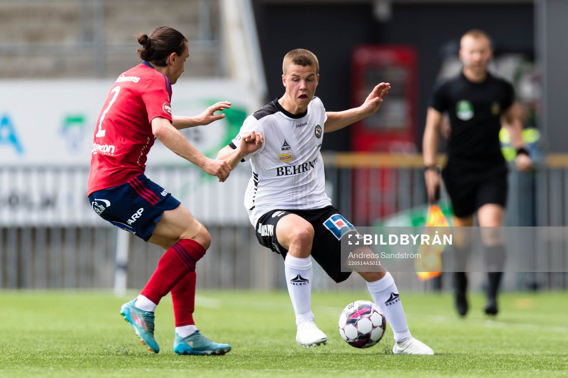 Örebros Samuel Dahl i kamp med Östers Mattias Pavic under fotbollsmatchen i Superettan mellan Örebro och Öster den 14 maj 2022 i Örebro. 