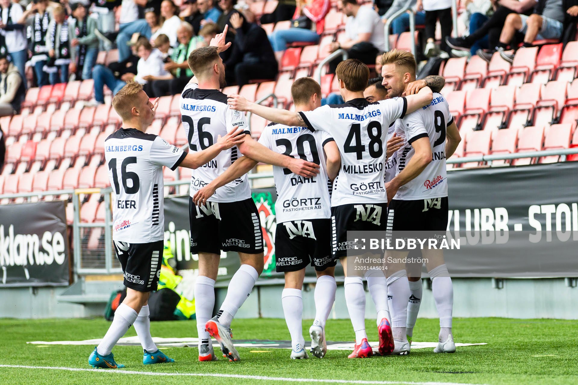 Örebros Erik Björndahl  (h) gör 1-0 och gratuleras av