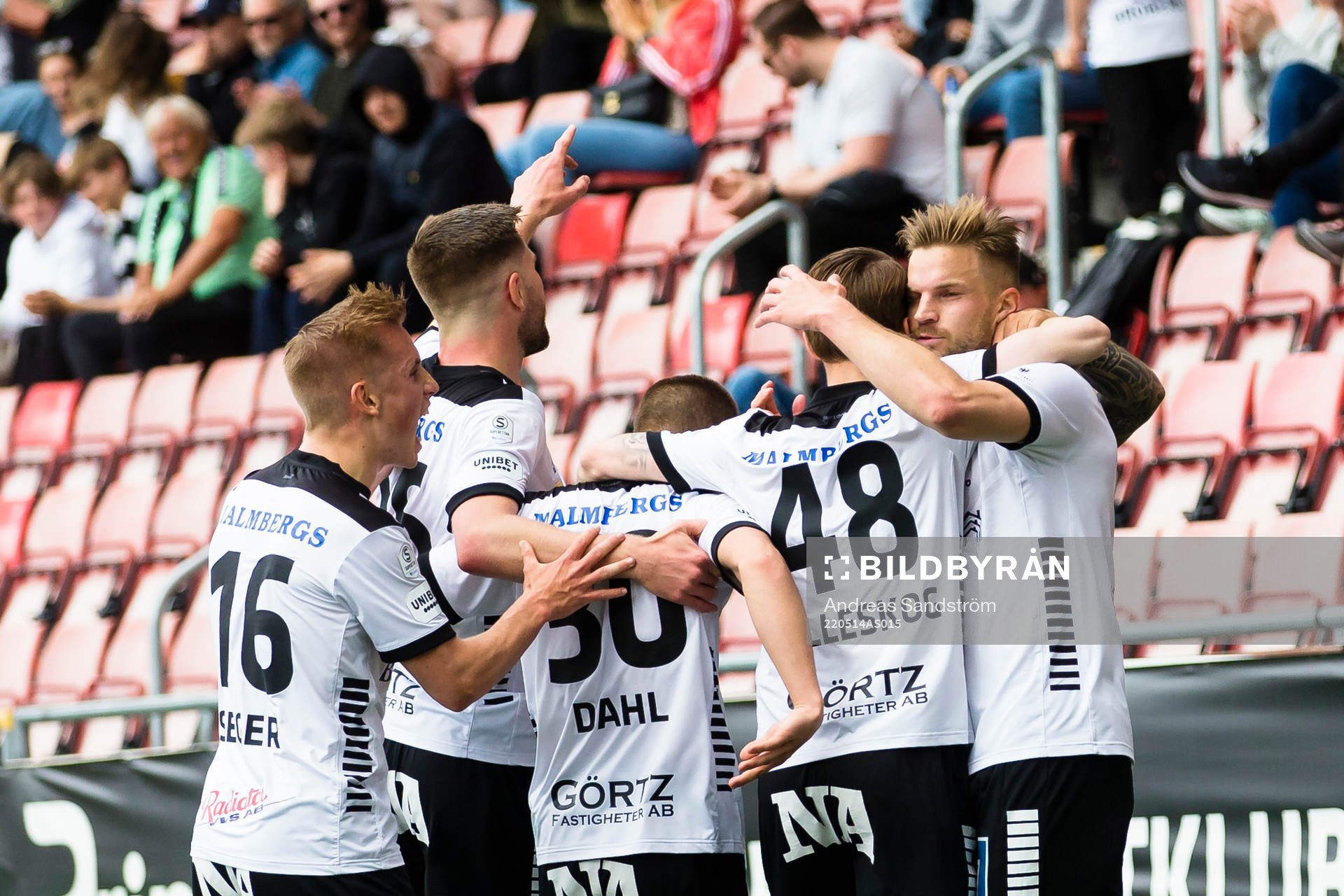 Örebros Erik Björndahl  (h) gör 1-0 och gratuleras av