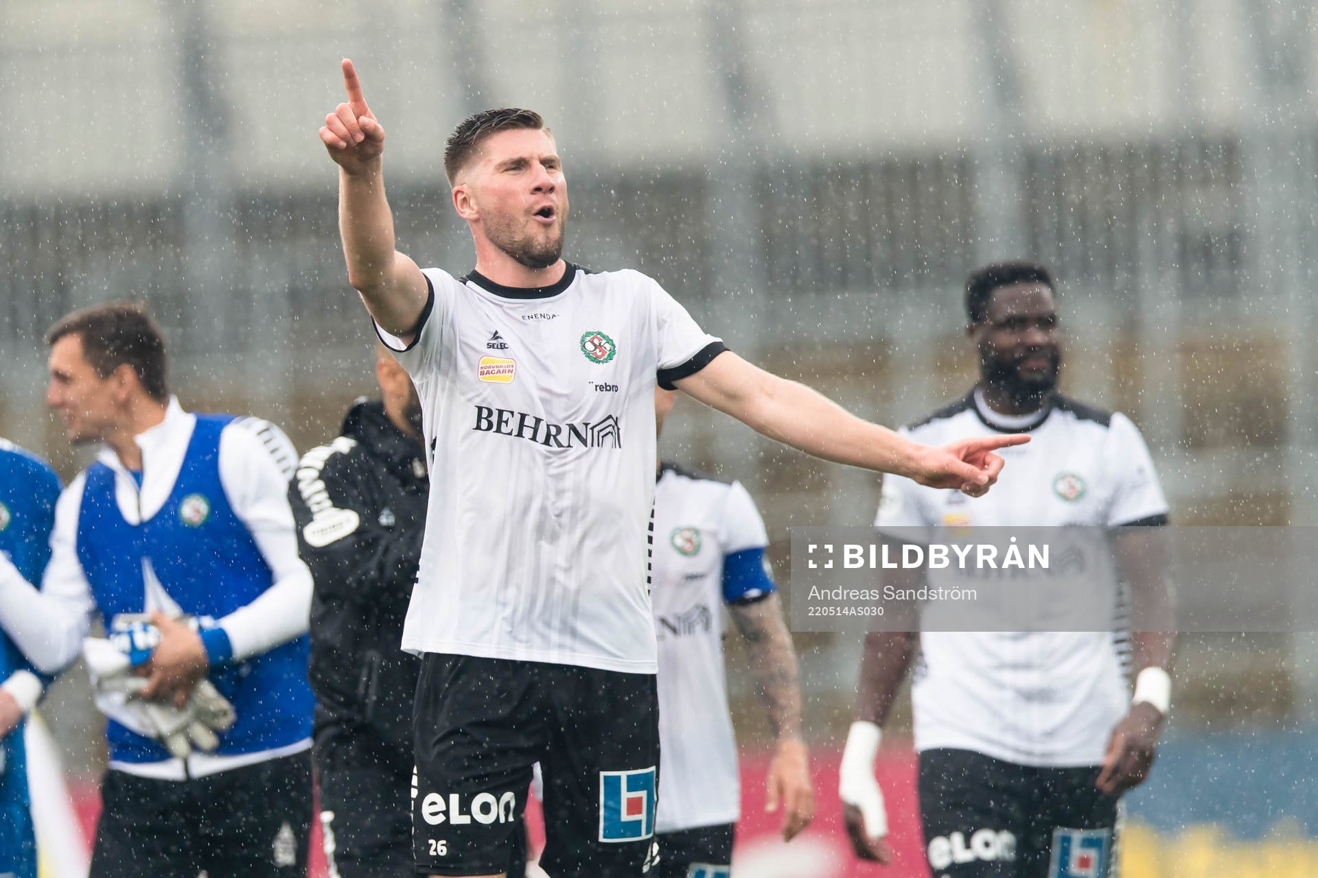Örebros Axel Oskar Andrésson jublar efter fotbollsmatchen i Superettan mellan Örebro och Öster den 14 maj 2022 i Örebro. 