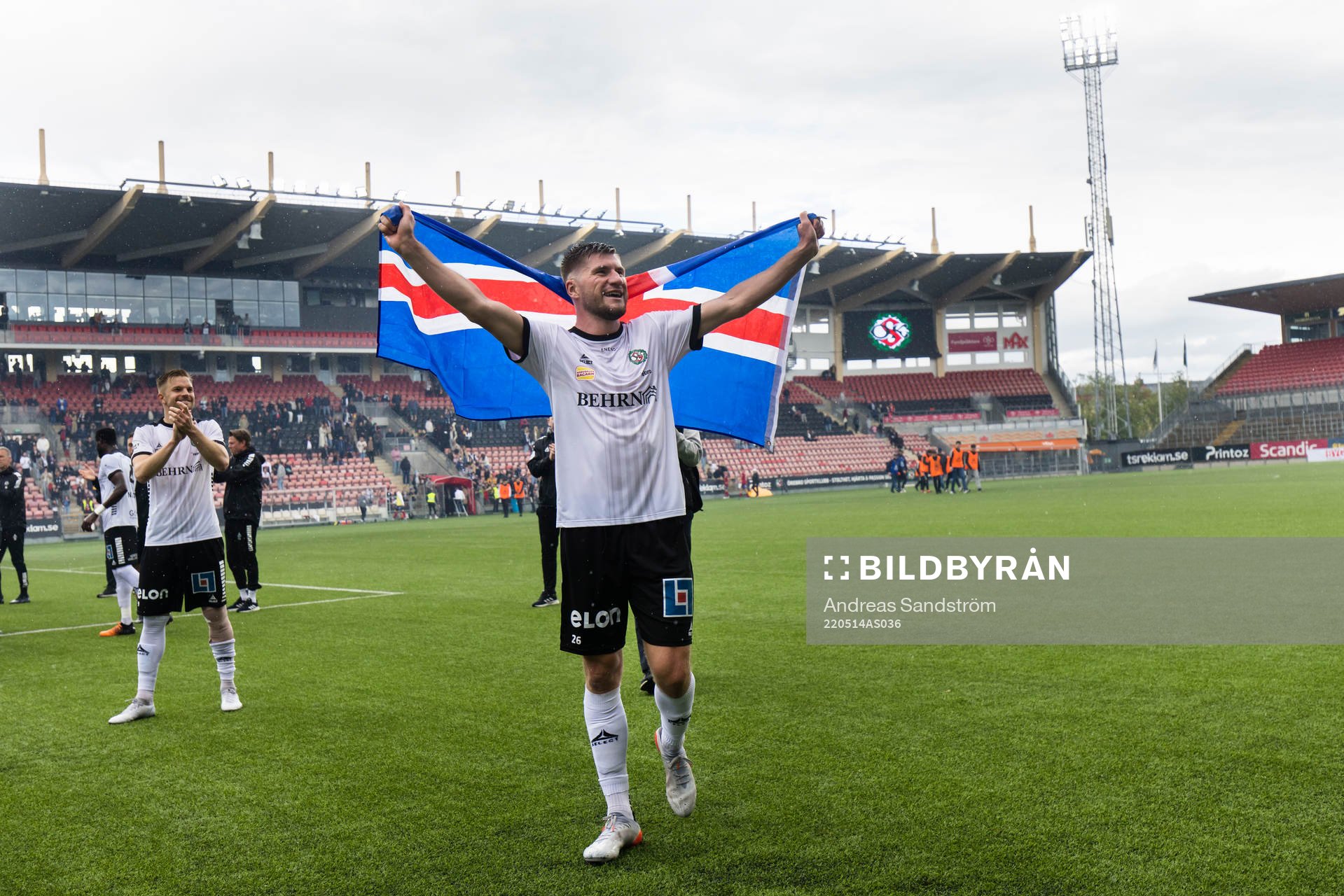 Örebros Axel Oskar Andrésson firar segern med en