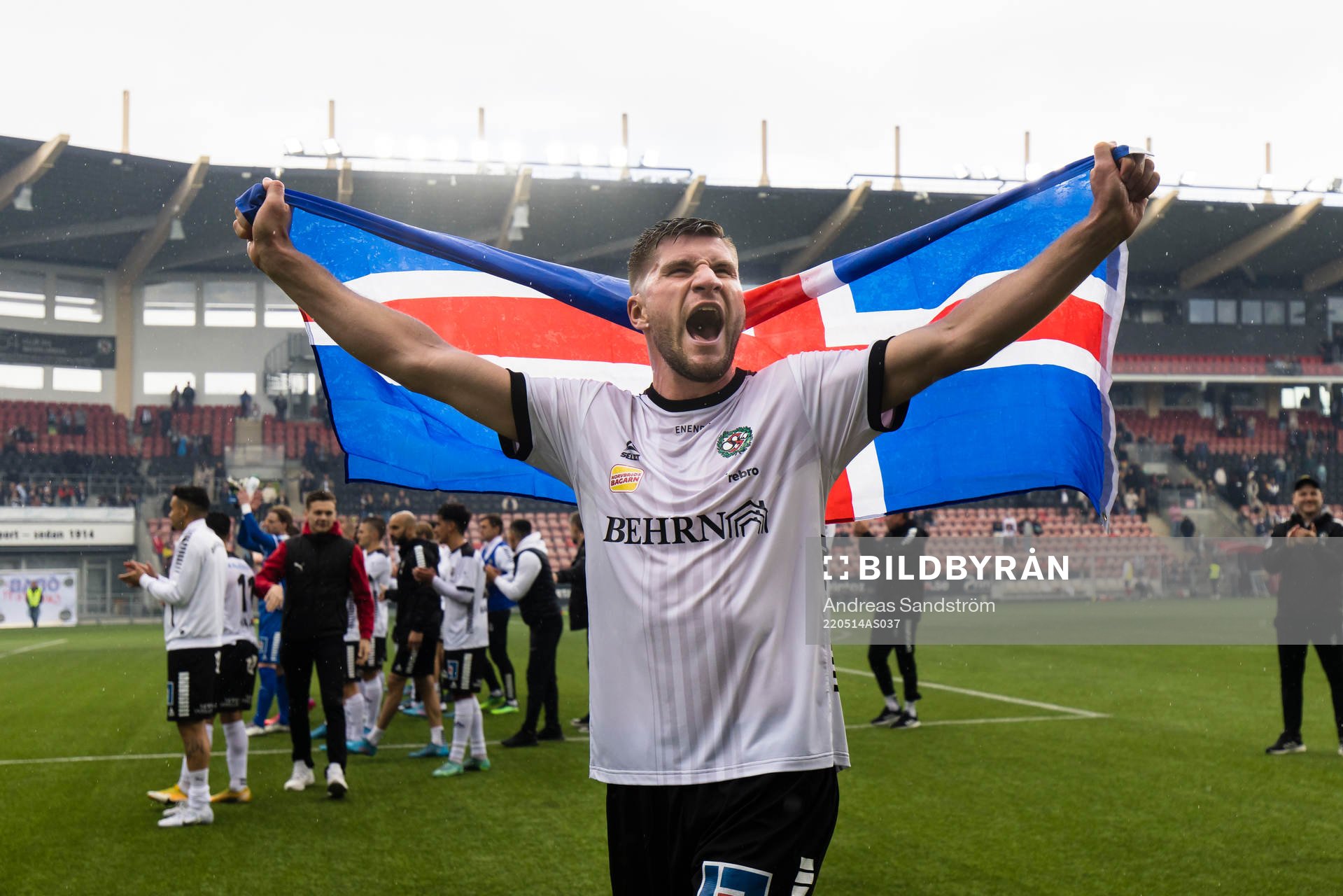 Örebros Axel Oskar Andrésson firar segern med en