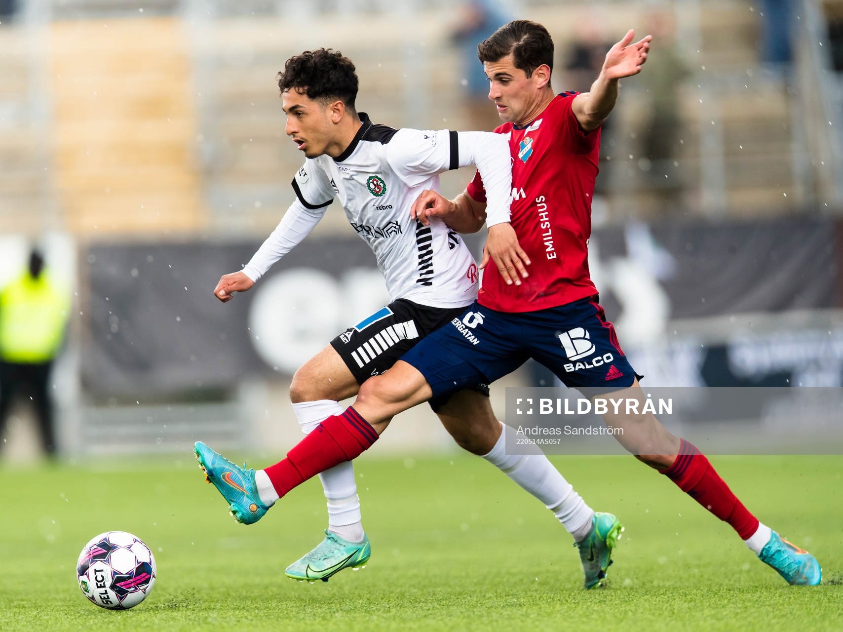 Örebros Elias Barsoum i kamp om bollen med Östers Ahmed