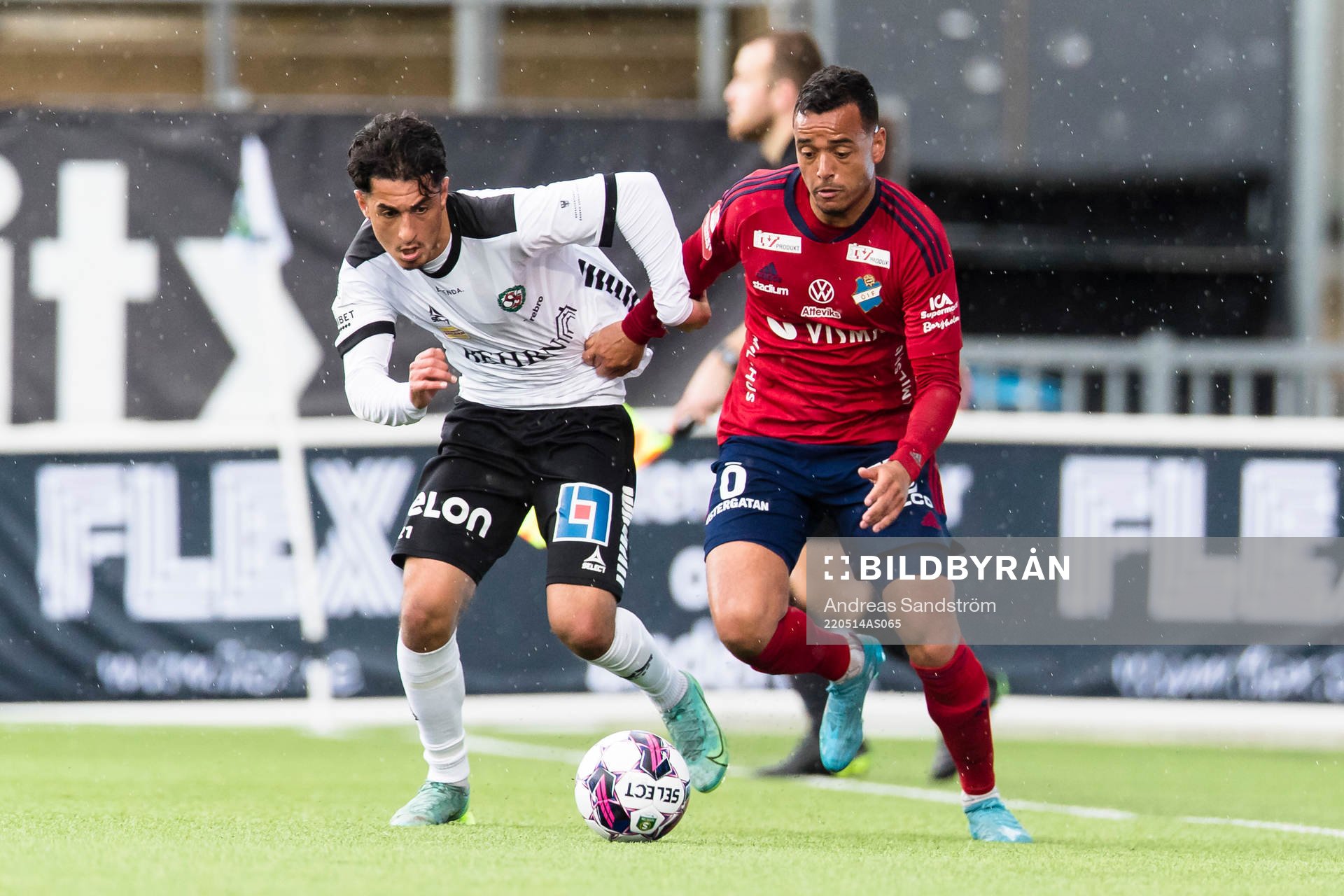 Örebros Elias Barsoum i kamp med Östers Marc Rochester Sörensen under fotbollsmatchen i Superettan mellan Örebro och Öster den 14 maj 2022 i Örebro.