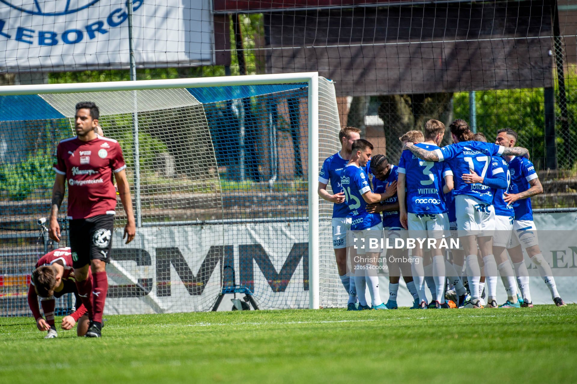 Trelleborgs Henry Offia jublar med lagkamraterna